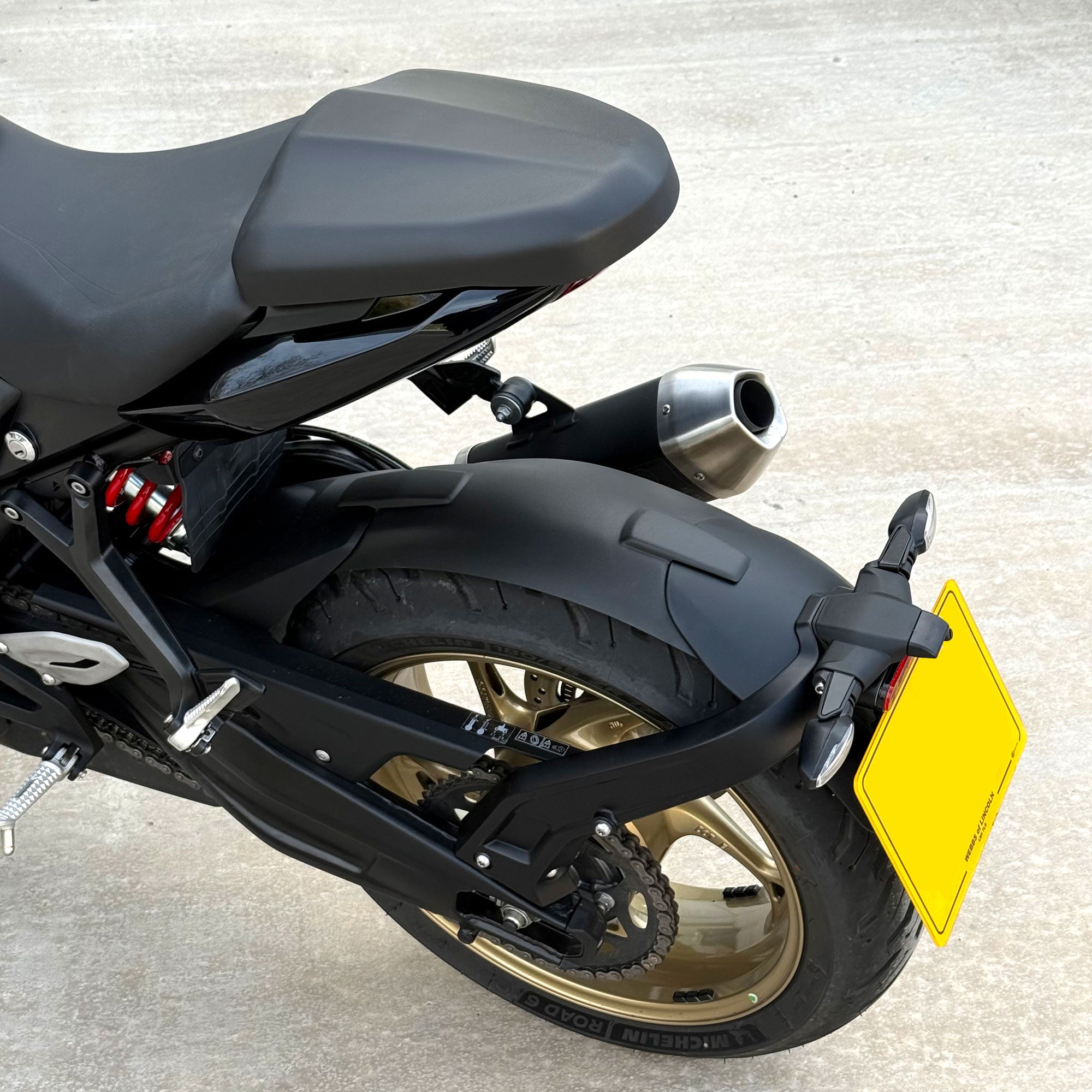 Pyramid Hugger | Matte Black | Triumph Trident 660/800 2021>Current - Pyramid Motorcycle Accessories