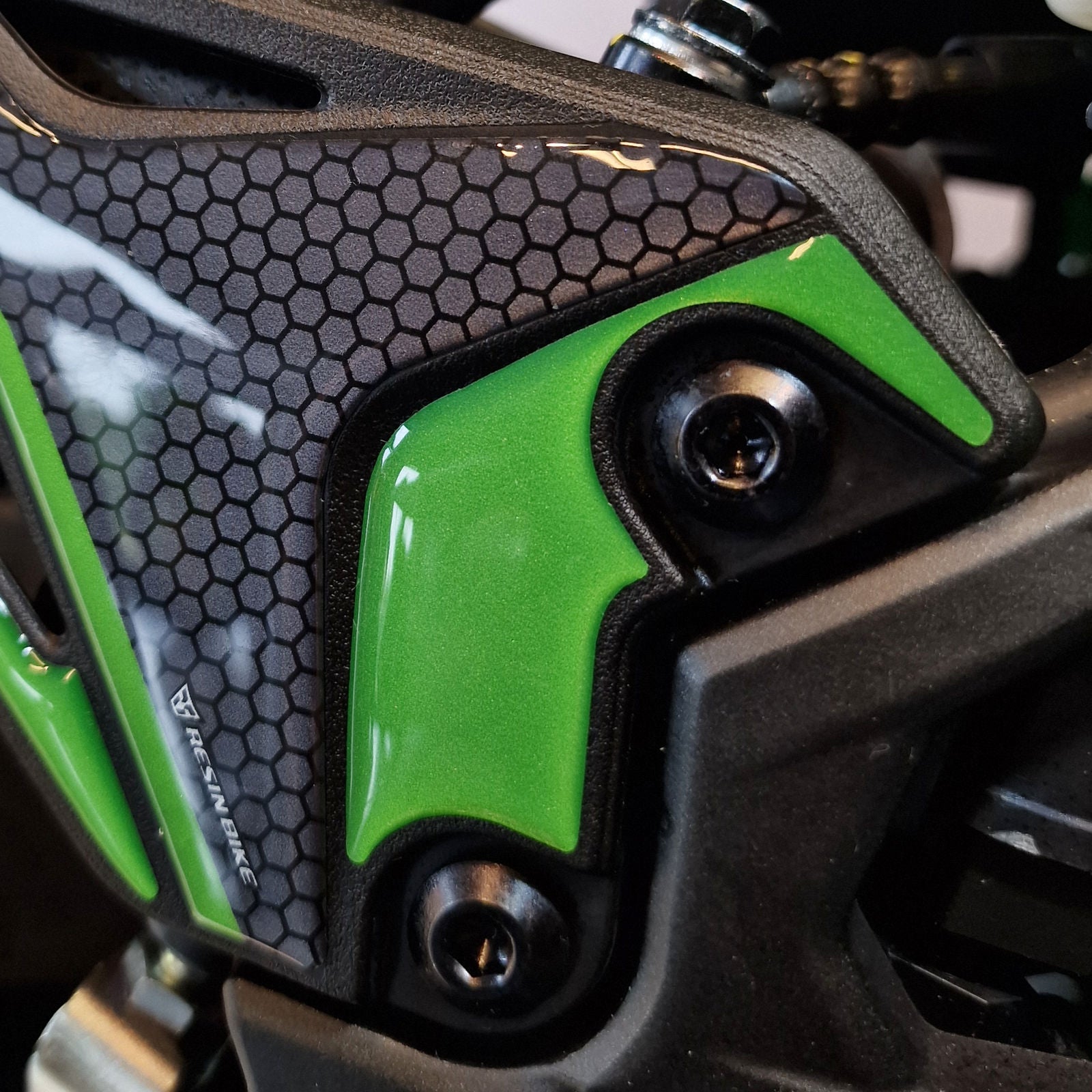 Resin Bike 3D Motorcycle Stickers - Heel Pads | Kawasaki Z 900 / 900 SE 2025>2026 - Pyramid Motorcycle Accessories