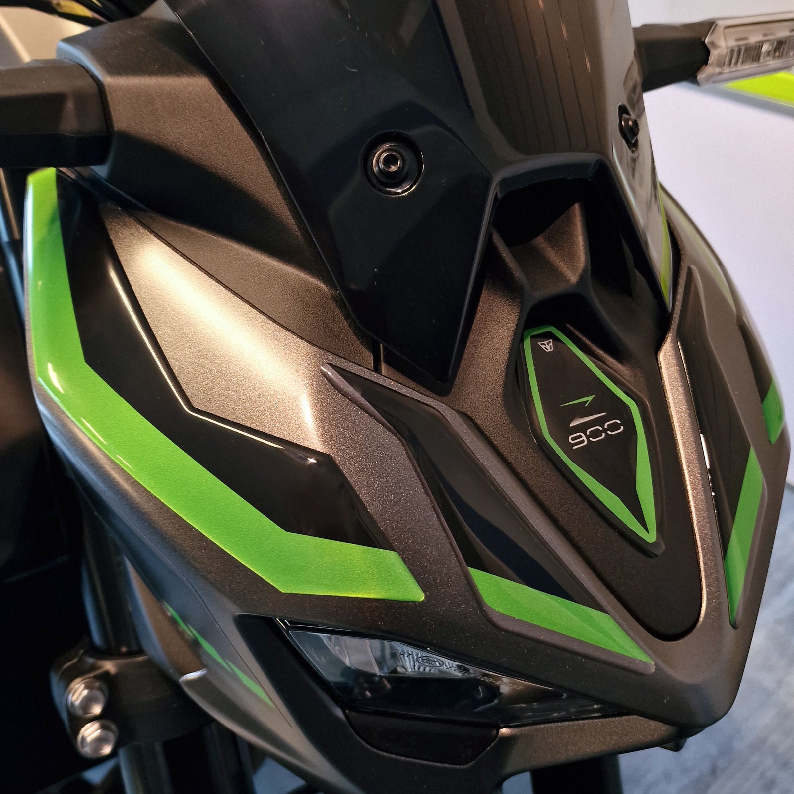 Resin Bike 3D Motorcycle Stickers - Front Fender | Kawasaki Z 900 2025>2026 - Pyramid Motorcycle Accessories