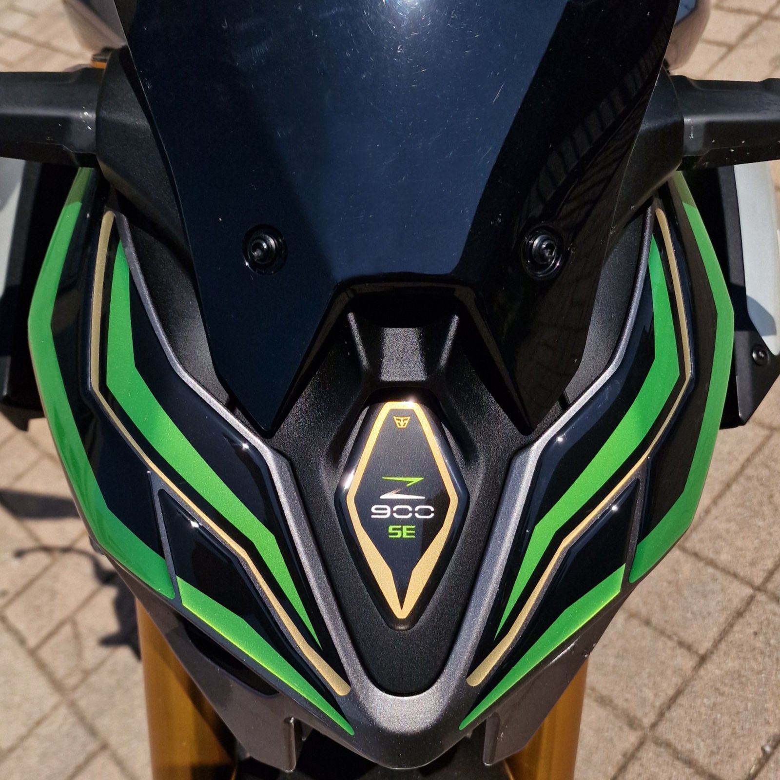 Resin Bike 3D Motorcycle Stickers - Front Fender | Kawasaki Z 900 / 900 SE 2025>2026 - Pyramid Motorcycle Accessories