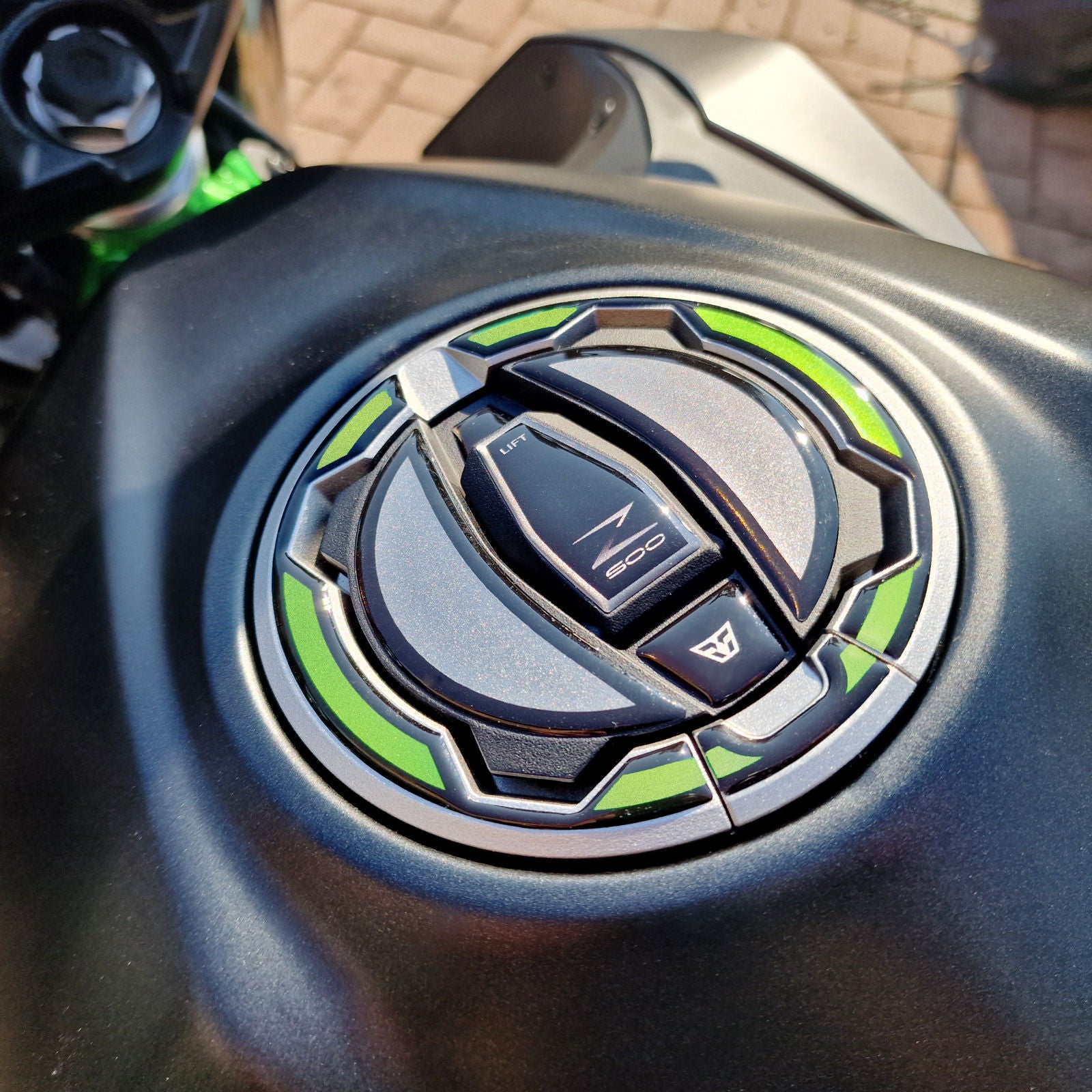 Resin Bike 3D Motorcycle Stickers - Fuel Cap | Kawasaki Z 500 2024>2026 - Pyramid Motorcycle Accessories