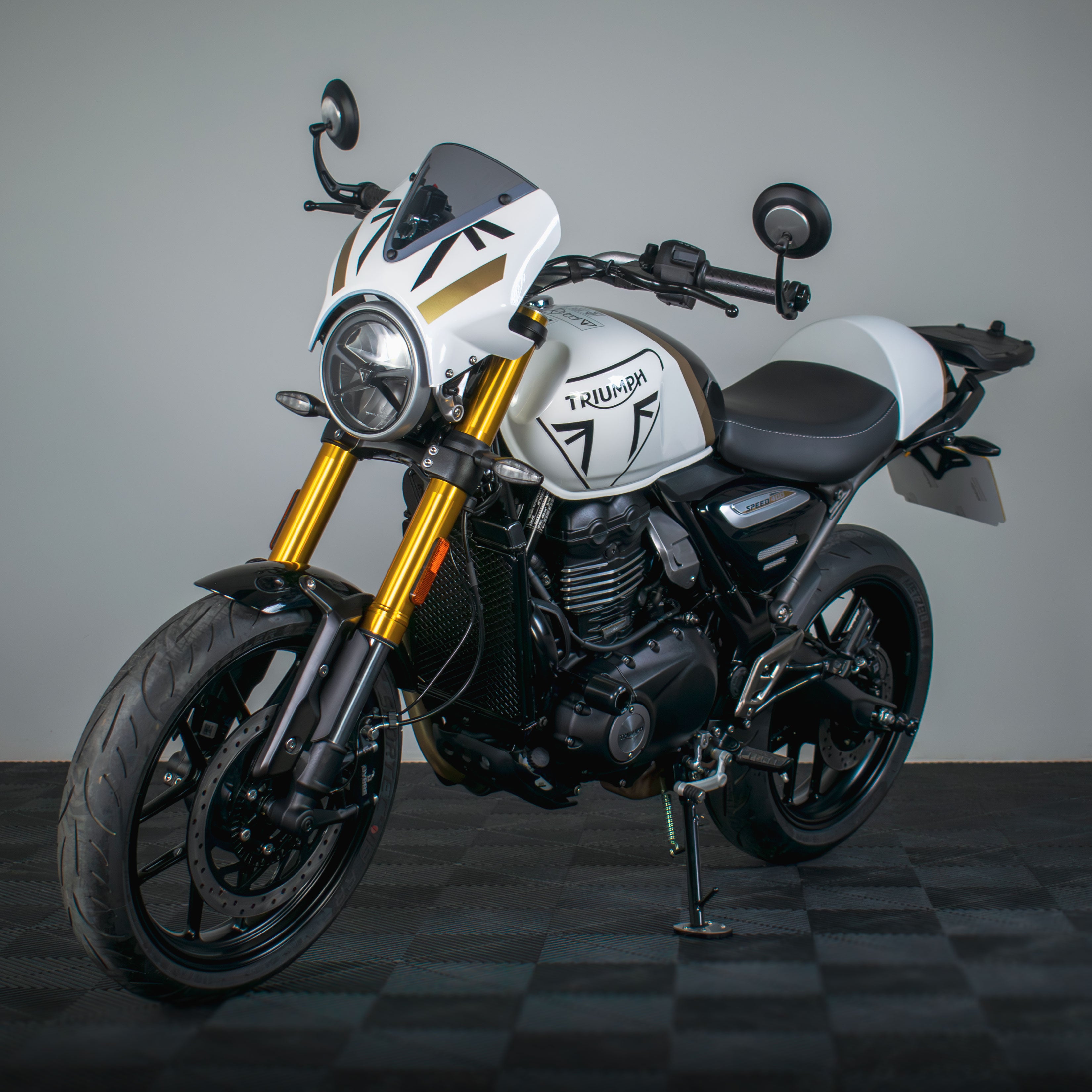 Pyramid Fly Screen | Pearl Metallic White/Phantom Black | Triumph Speed 400 2025>Current - Pyramid Motorcycle Accessories
