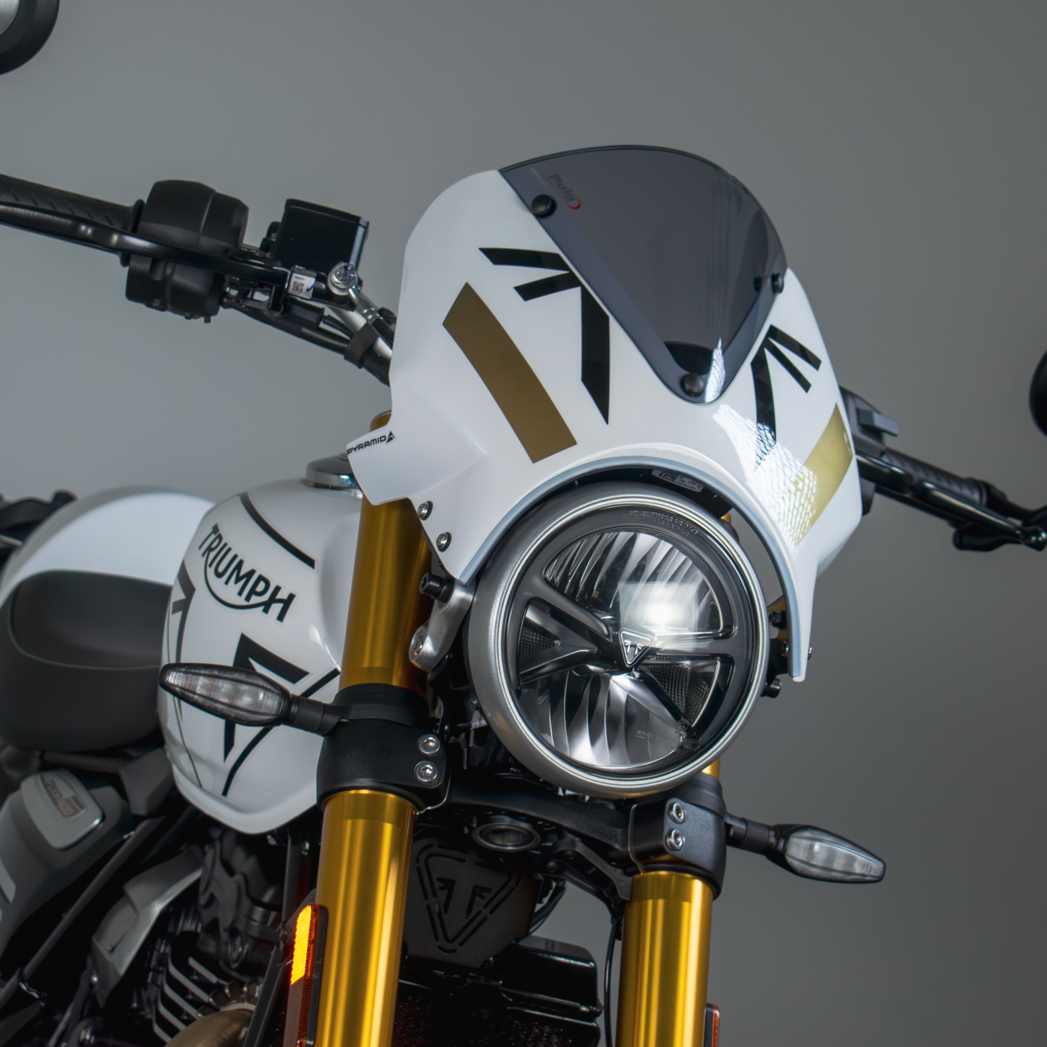 Pyramid Fly Screen | Pearl Metallic White/Phantom Black | Triumph Speed 400 2025>Current - Pyramid Motorcycle Accessories