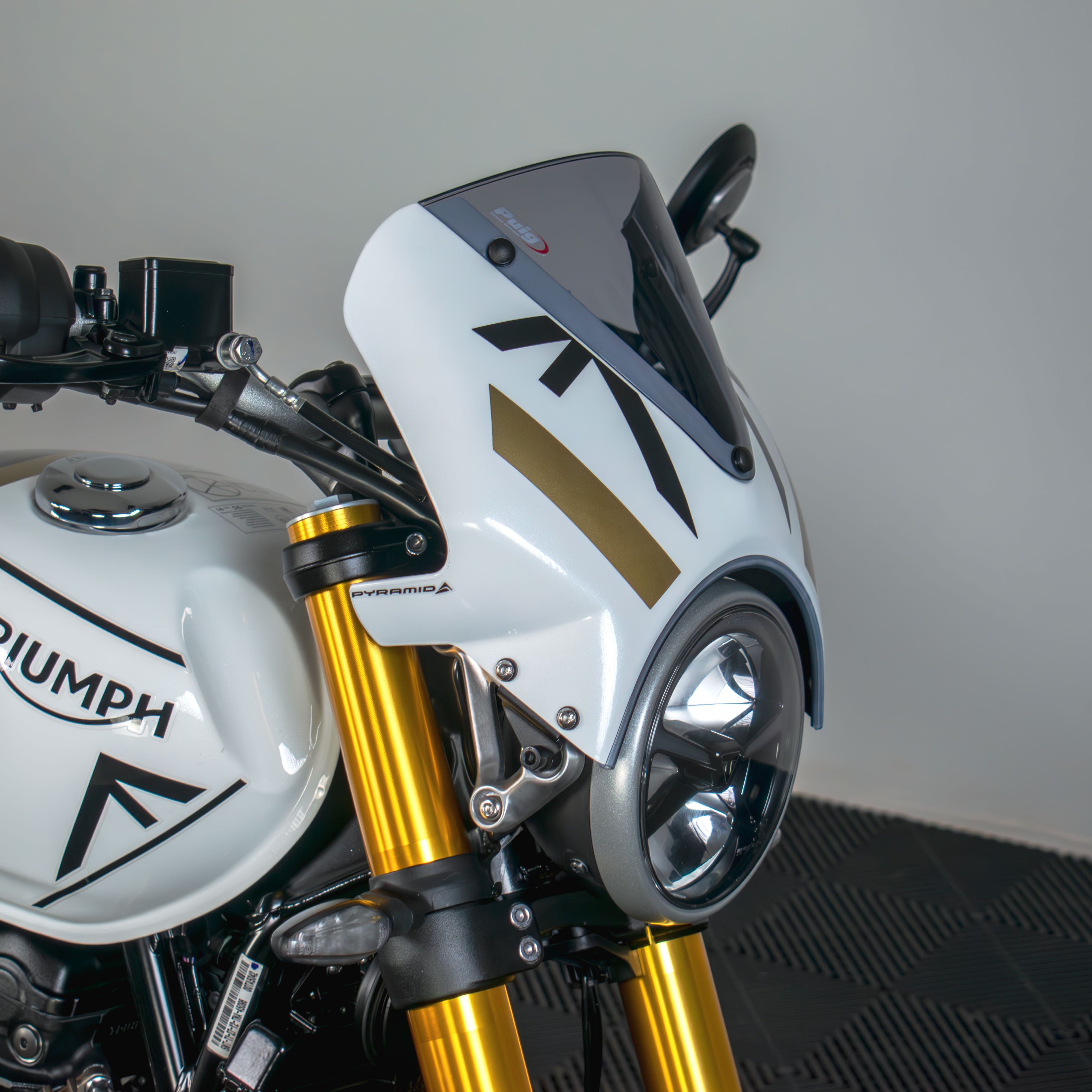 Pyramid Fly Screen | Pearl Metallic White/Phantom Black | Triumph Speed 400 2025>Current - Pyramid Motorcycle Accessories