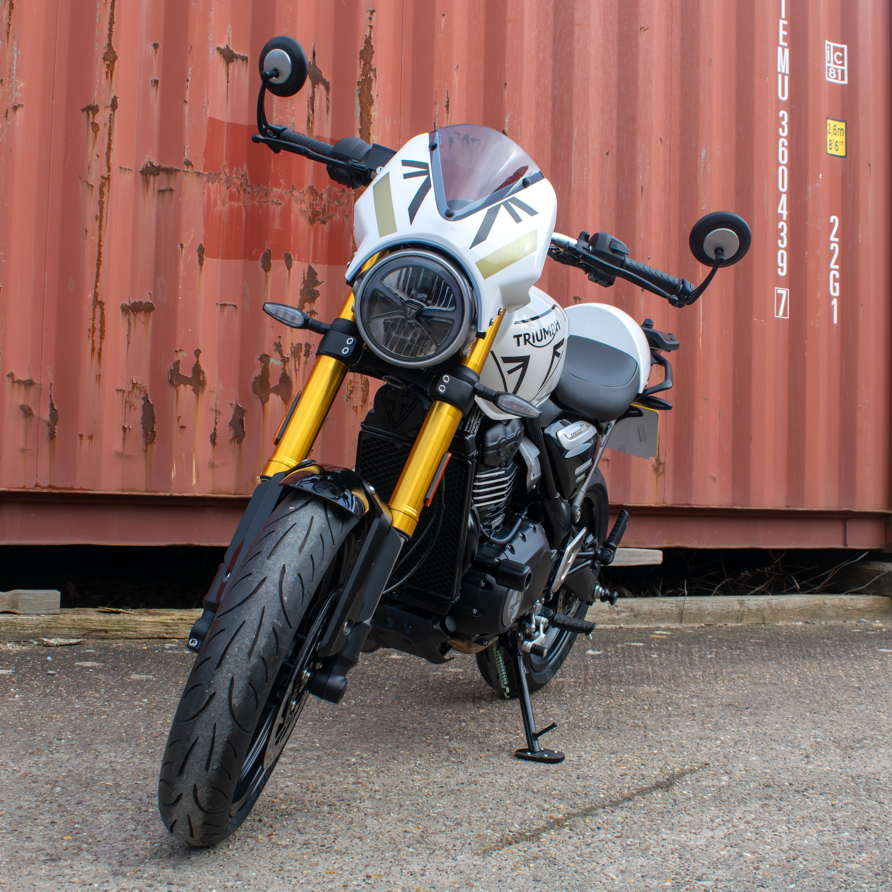 Pyramid Fly Screen | Pearl Metallic White/Phantom Black | Triumph Speed 400 2025>Current - Pyramid Motorcycle Accessories