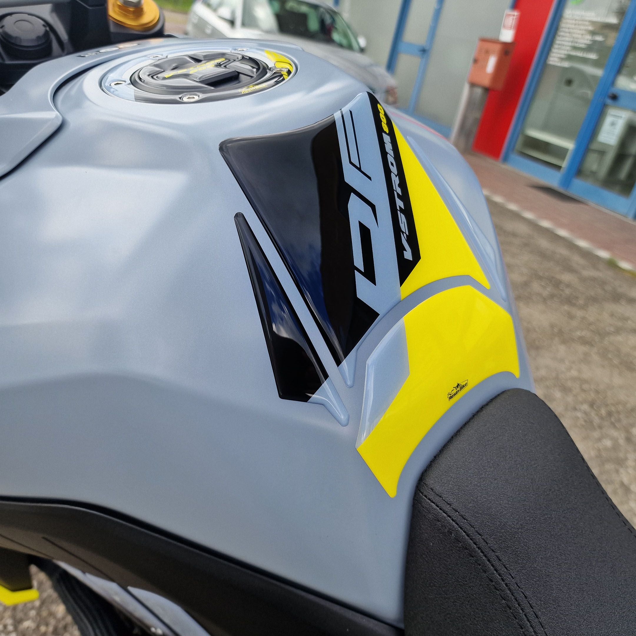 Resin Bike 3D Motorcycle Stickers - Tank Pad | Suzuki V-Strom 800DE 2023>2025 - Pyramid Motorcycle Accessories
