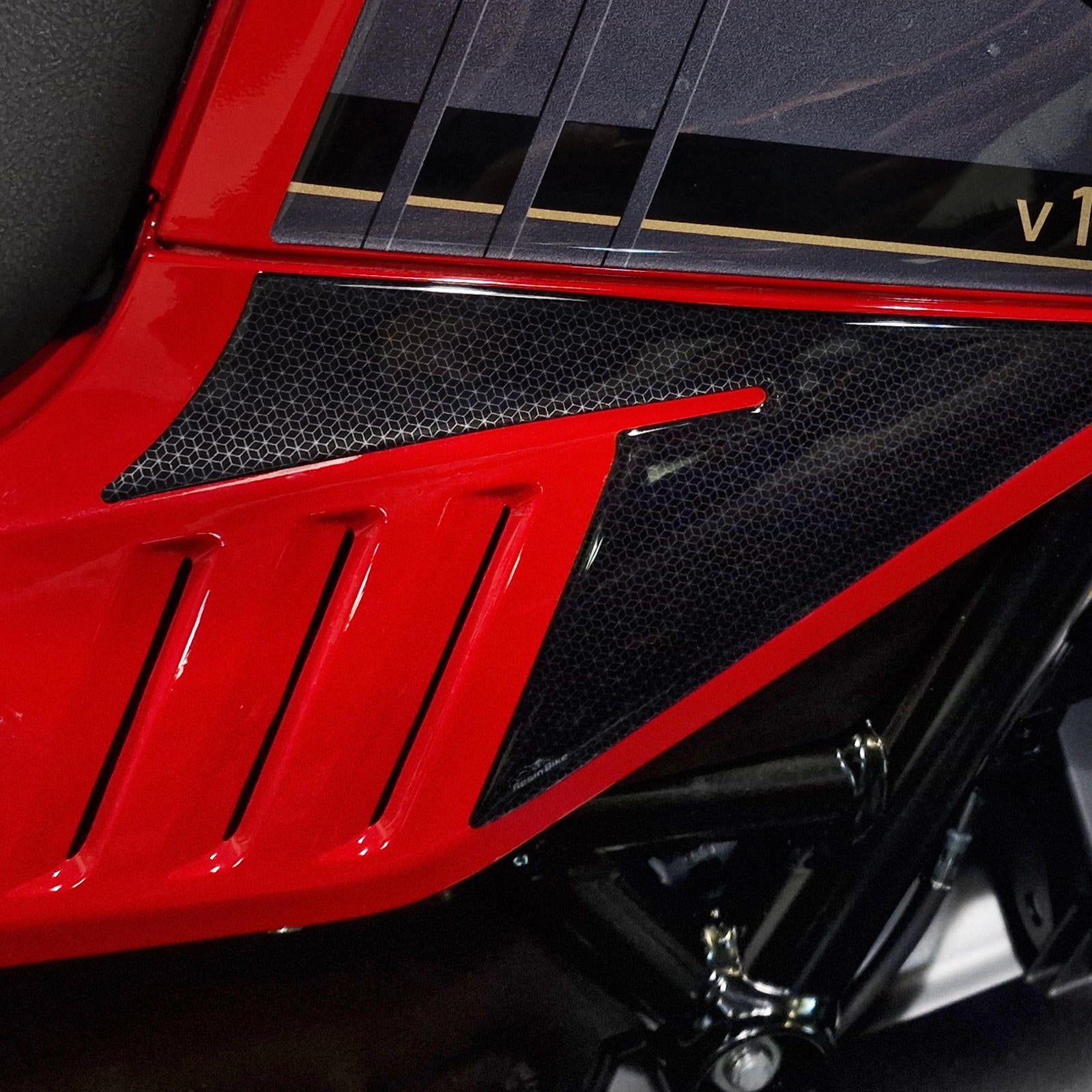 Resin Bike 3D Motorcycle Stickers - Tank Sides | Moto Guzzi V100 Mandello / Mandello S 2022>2026 - Pyramid Motorcycle Accessories