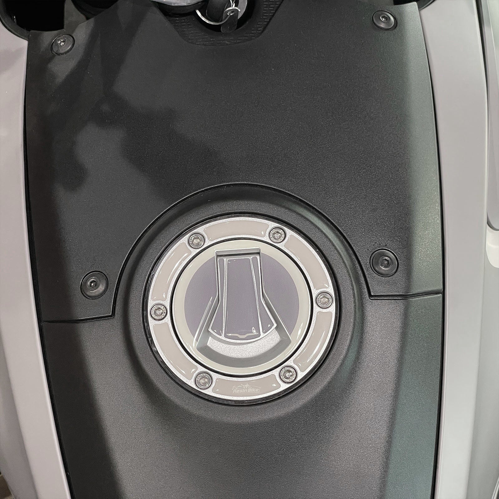 Resin Bike 3D Motorcycle Stickers - Fuel Cap | Moto Guzzi V100 Mandello 2022>2024 - Pyramid Motorcycle Accessories