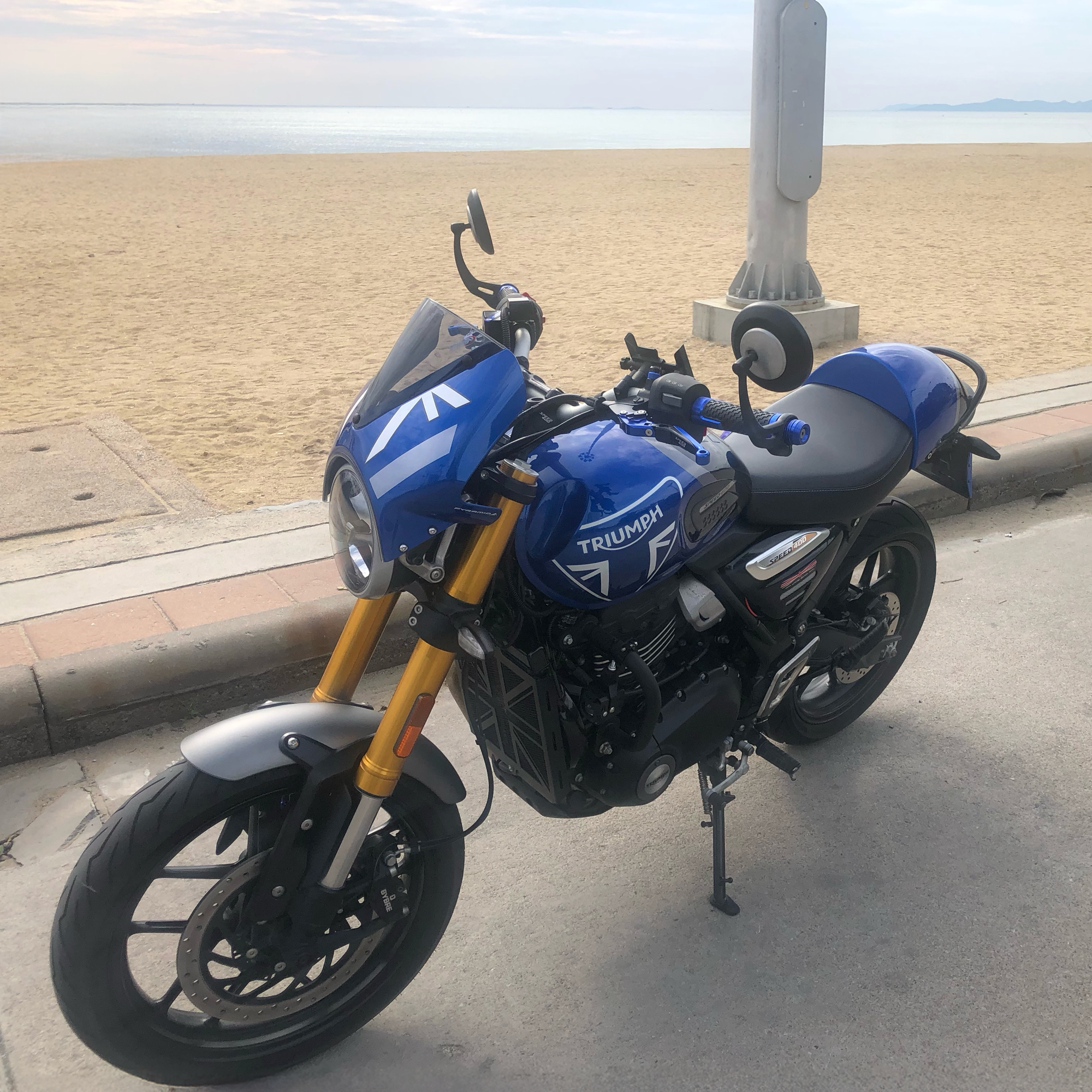 Pyramid Fly Screen | Caspian Blue/Storm Grey | Triumph Speed 400 2024>Current - Pyramid Motorcycle Accessories