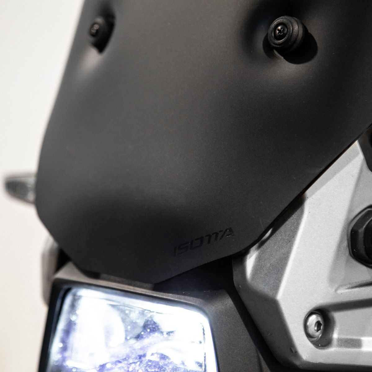 Isotta Rally Screen | Black Matte | Suzuki V-Storm 1050 2022> - Pyramid Motorcycle Accessories