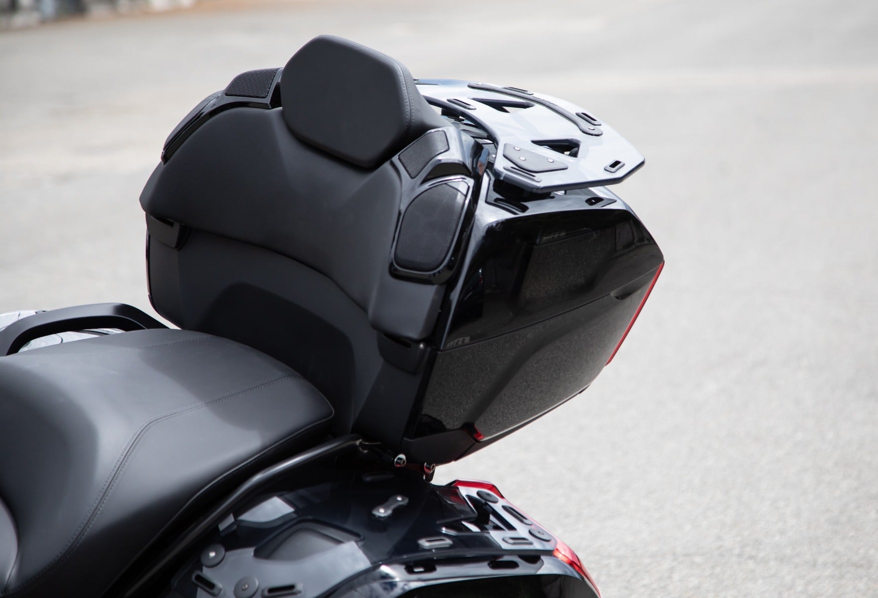Isotta Rear Bulk Support (Loudspeaker Model Compatible) | Light Smoke | BMW K 1600 Grand America 2017>2024 - Shop name