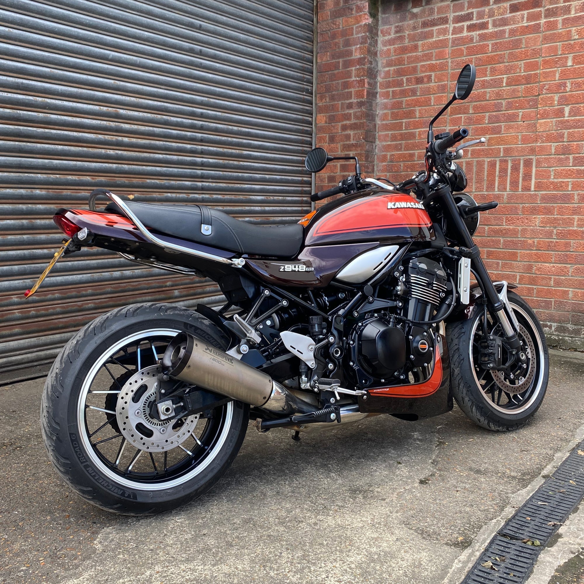 Pyramid Belly Pan | Metallic Brown/Metallic Orange (Candytone Brown/Candytone Orange) | Kawasaki Z 900 RS 2018>2020 - Shop name