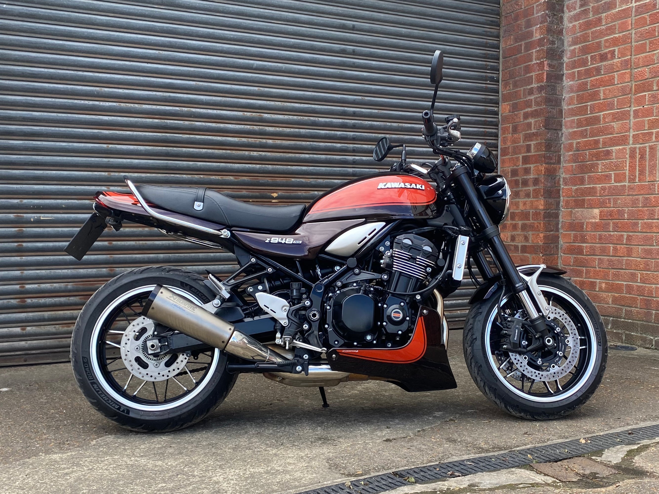 Pyramid Belly Pan | Metallic Brown/Metallic Orange (Candytone Brown/Candytone Orange) | Kawasaki Z 900 RS 2018>2020 - Shop name