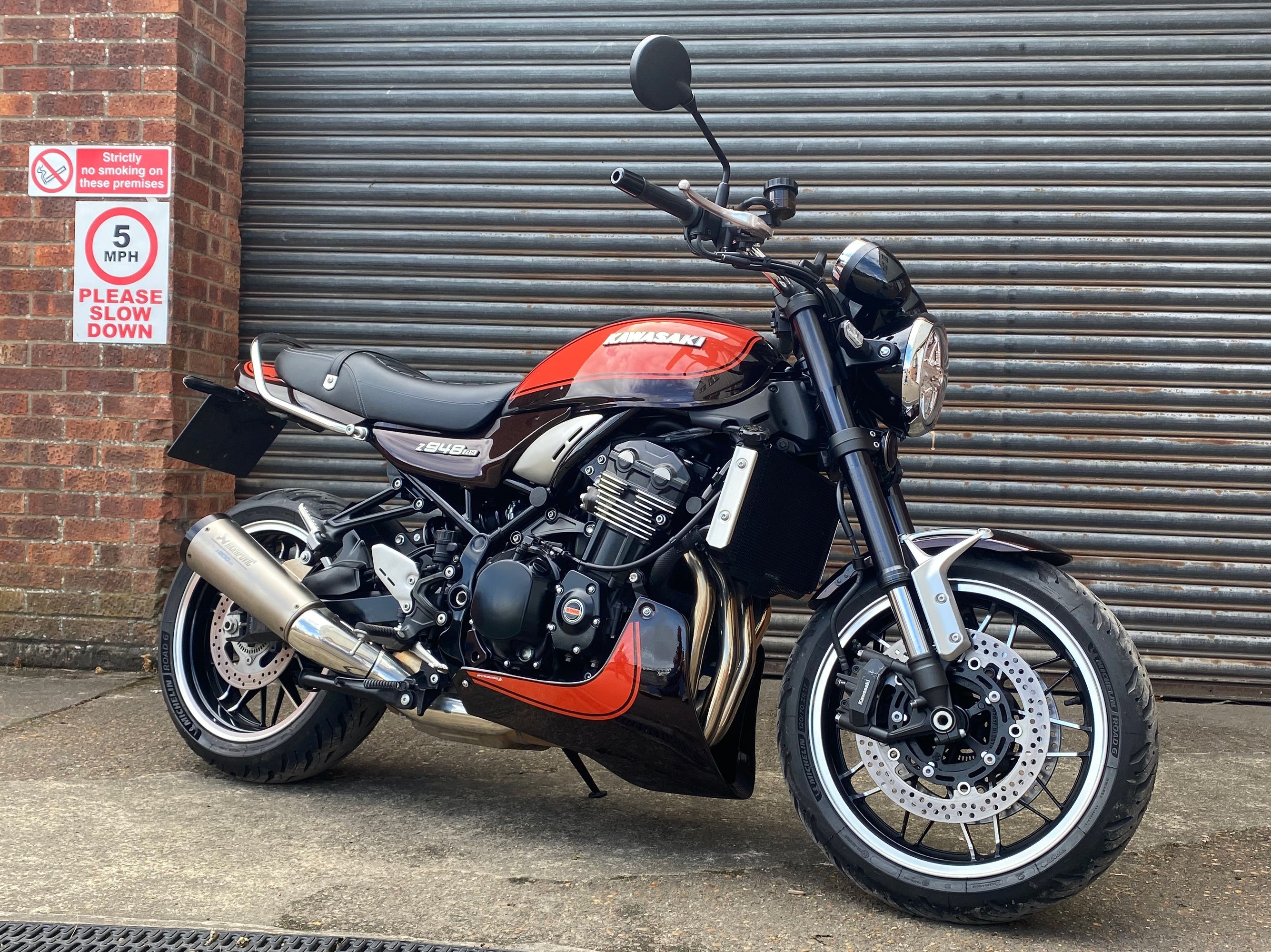 Pyramid Belly Pan | Metallic Brown/Metallic Orange (Candytone Brown/Candytone Orange) | Kawasaki Z 900 RS 2018>2020 - Shop name