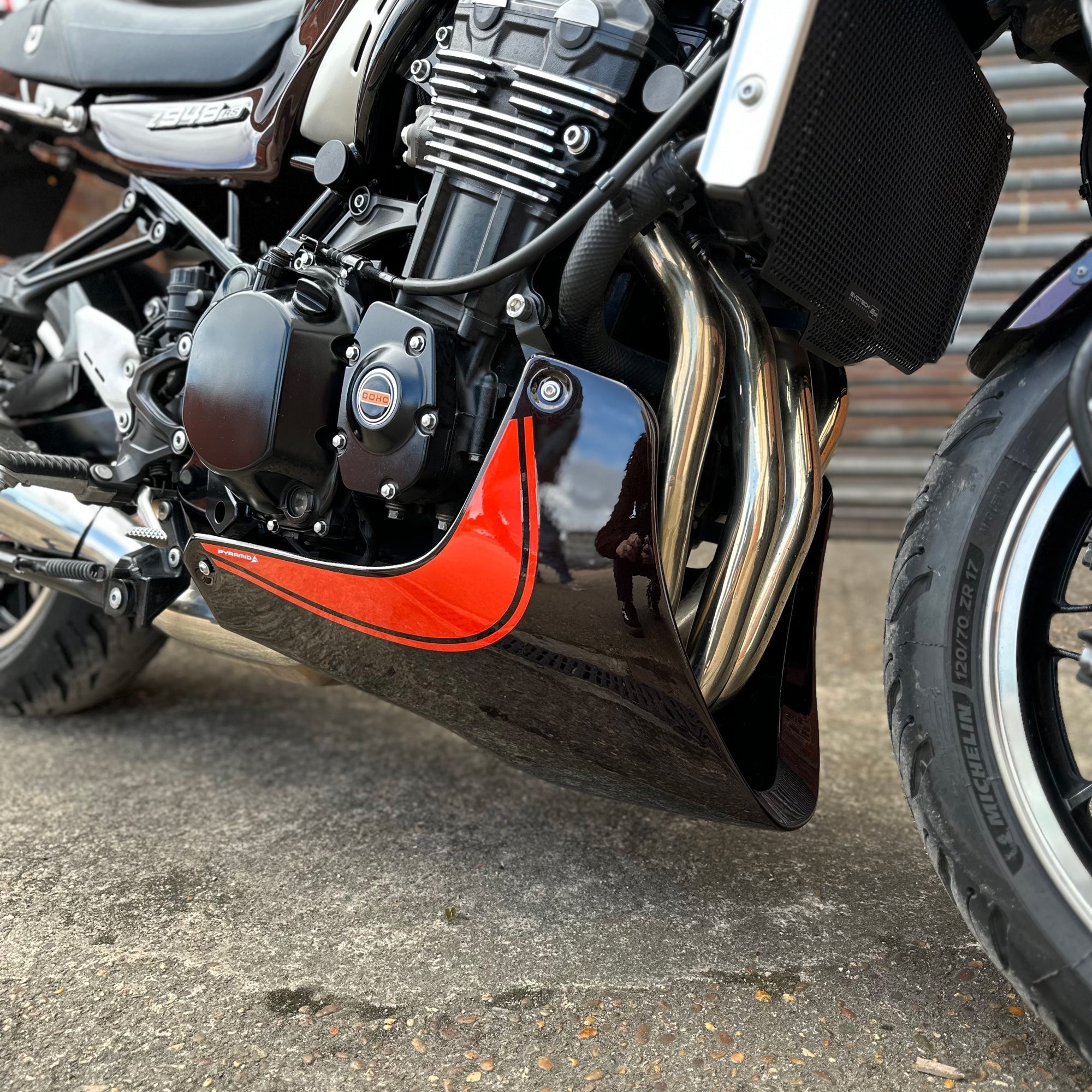 Pyramid Belly Pan | Metallic Brown/Metallic Orange (Candytone Brown/Candytone Orange) | Kawasaki Z 900 RS 2018>2020 - Shop name