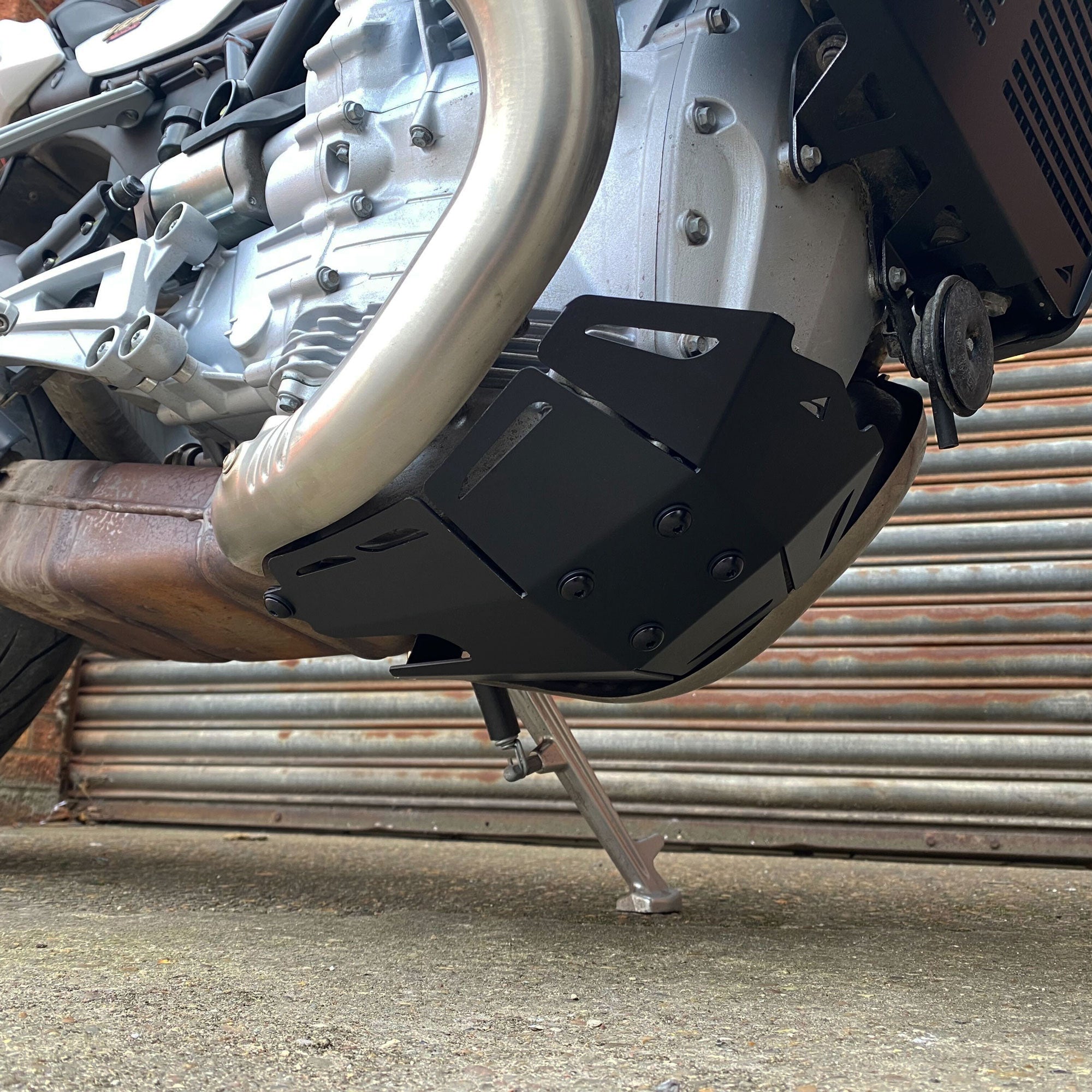 Pyramid Engine Guard | Gloss Silver | Moto Guzzi V100 Mandello S 2022>Current - Shop name