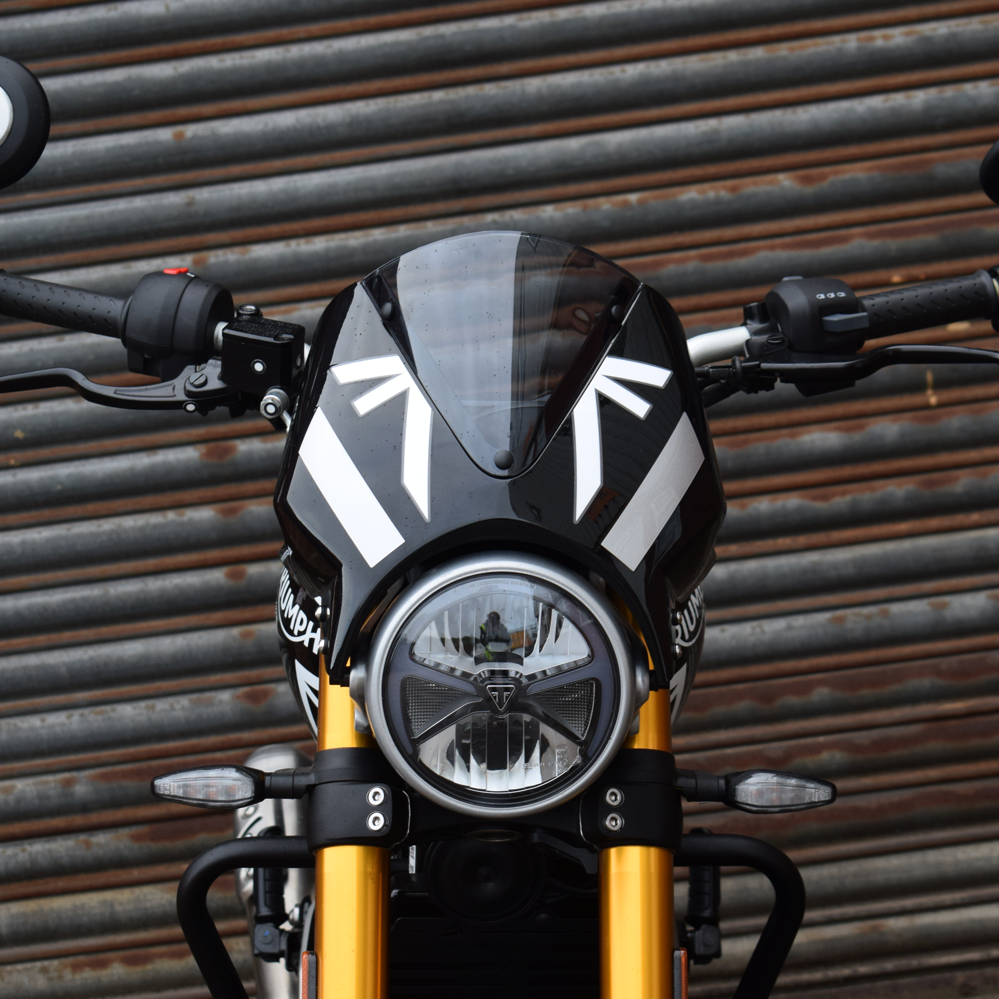 Pyramid Fly Screen | Pearl Metallic White/Phantom Black | Triumph Speed 400 2025>Current - Pyramid Motorcycle Accessories