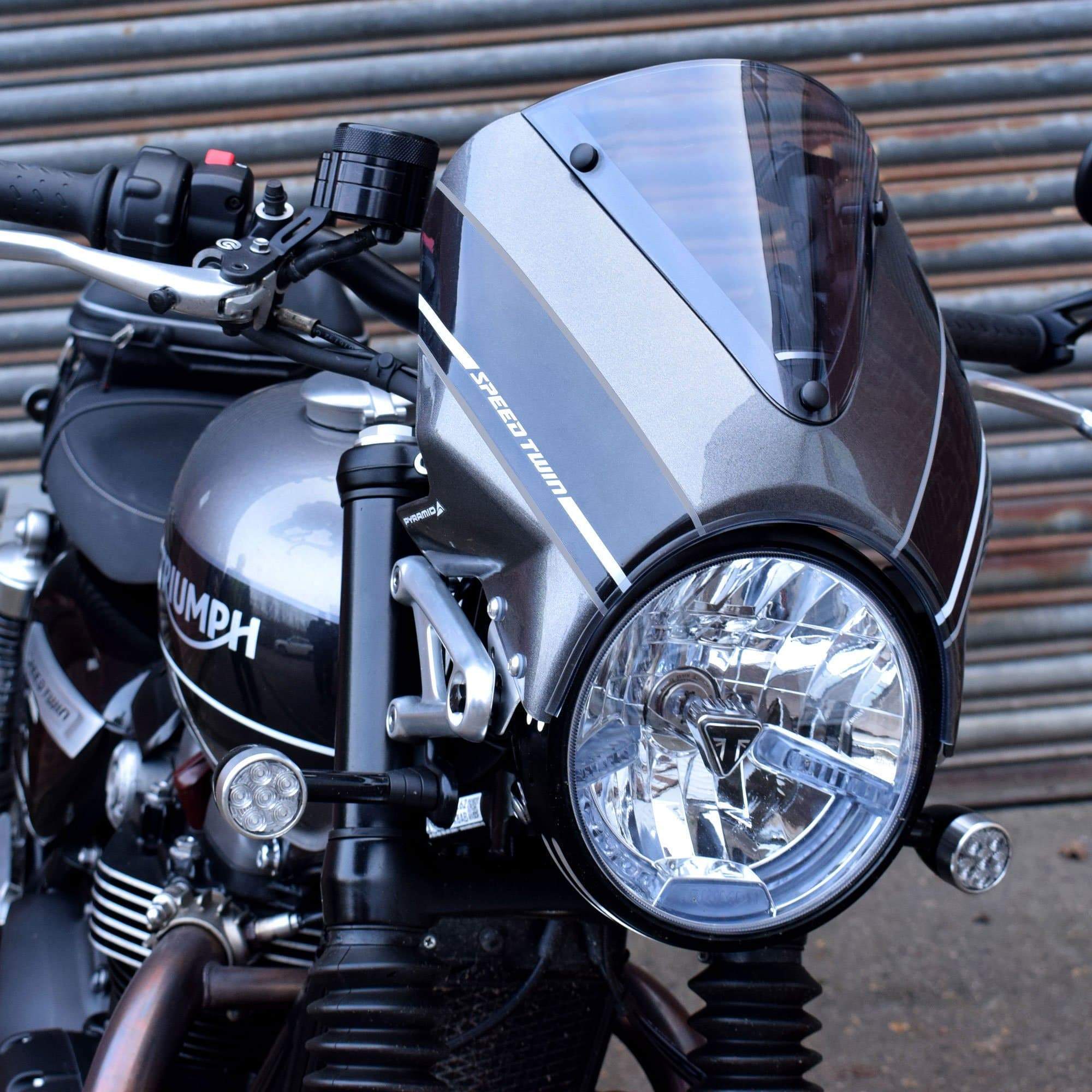 Pyramid Fly Screen | Matte Ironstone & Matte Storm Grey | Triumph Speed Twin 1200 2024>2024 - Shop name