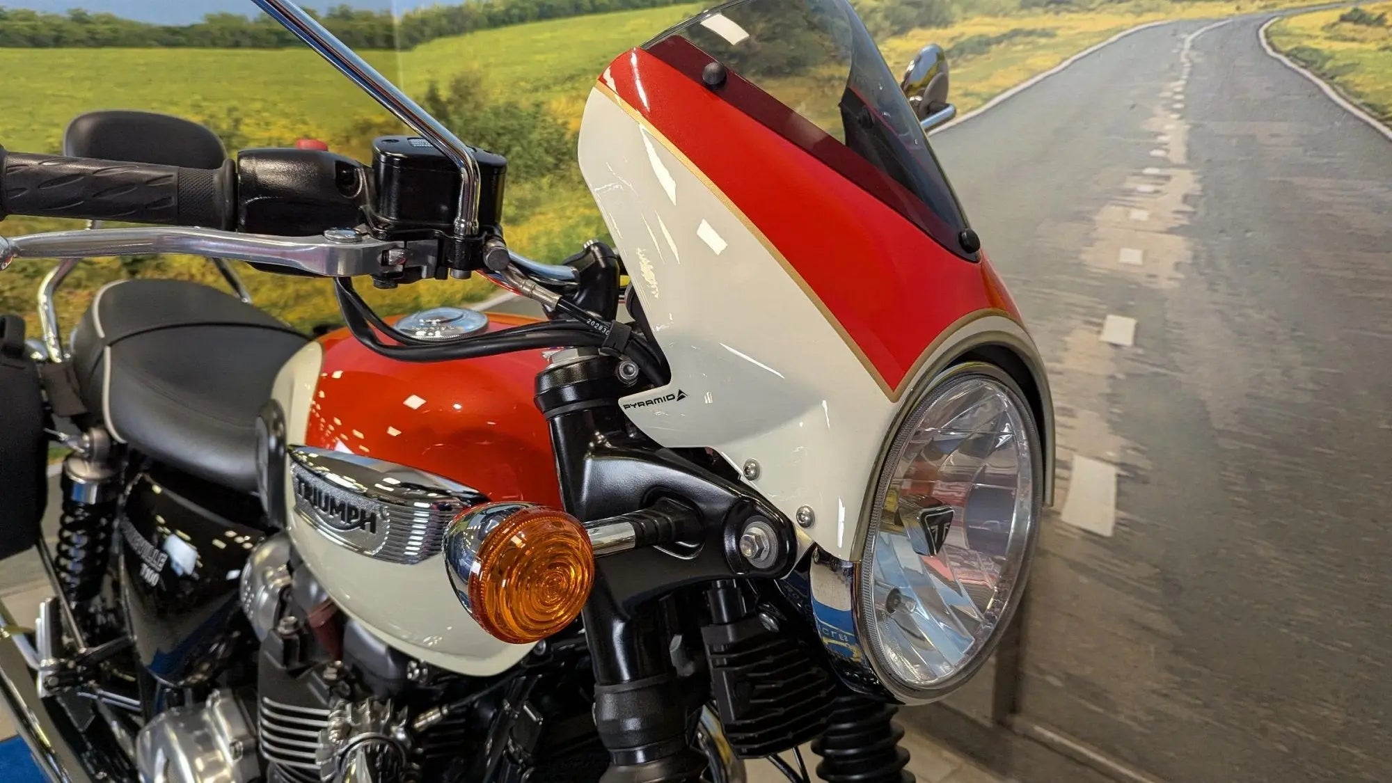 Pyramid Fly Screen | New England White & Intense Orange | Triumph Bonneville T100 2016>Current - Shop name