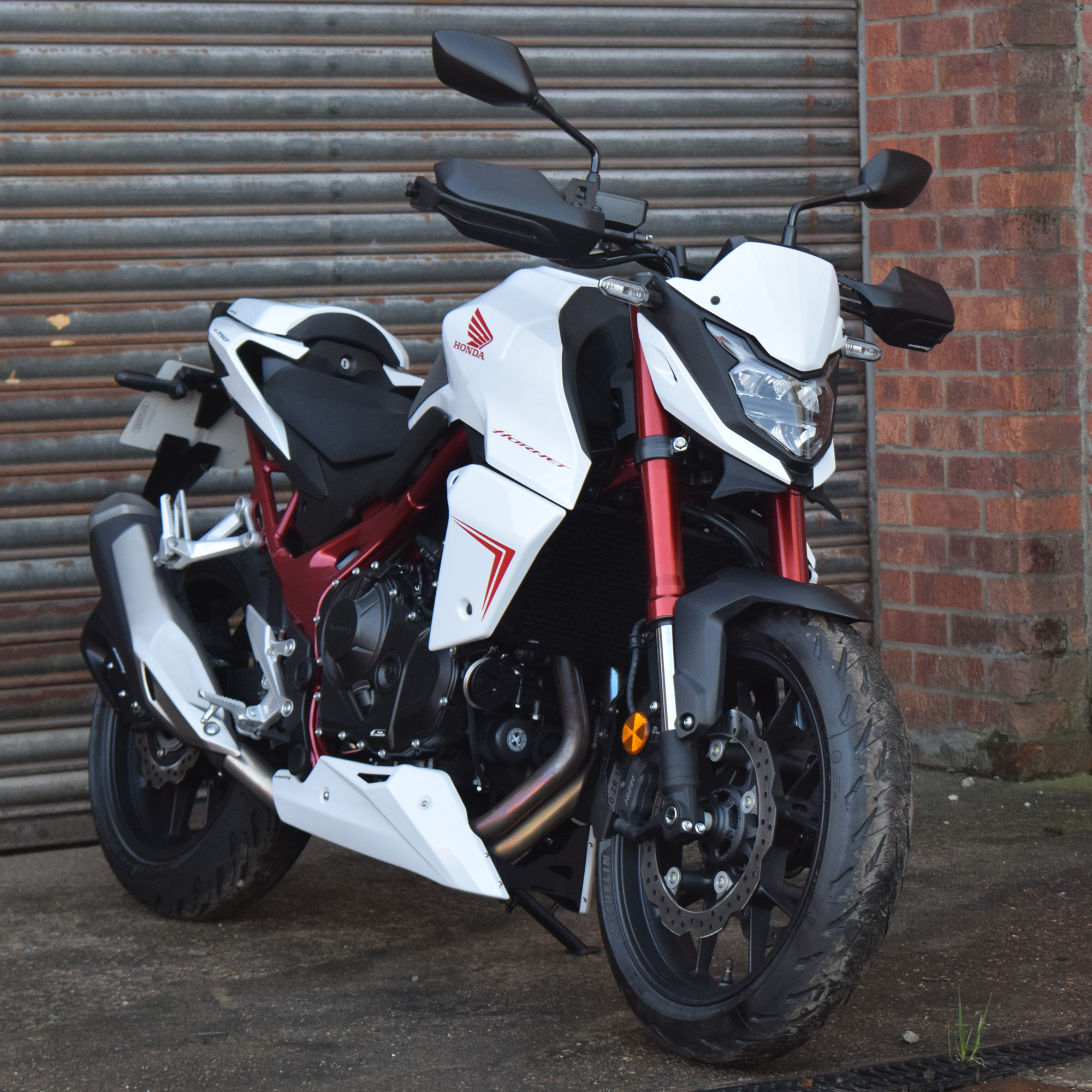 Pyramid Fly Screen | Pearl Glare White | Honda CB750 Hornet 2022>2024 - Shop name