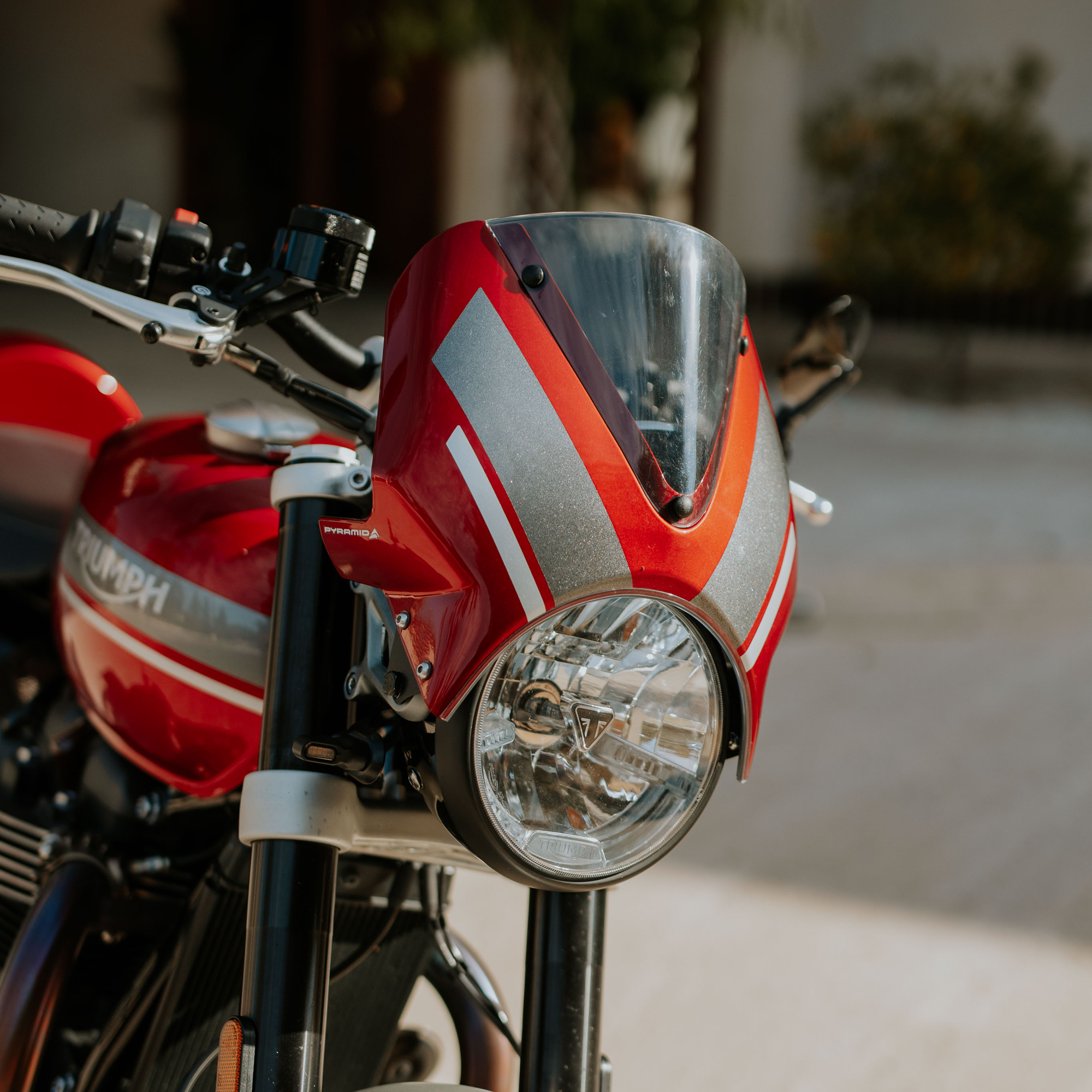 Pyramid Fly Screen | Red Hopper Scheme | Triumph Speed Twin 1200 2019>2024 - Pyramid Motorcycle Accessories