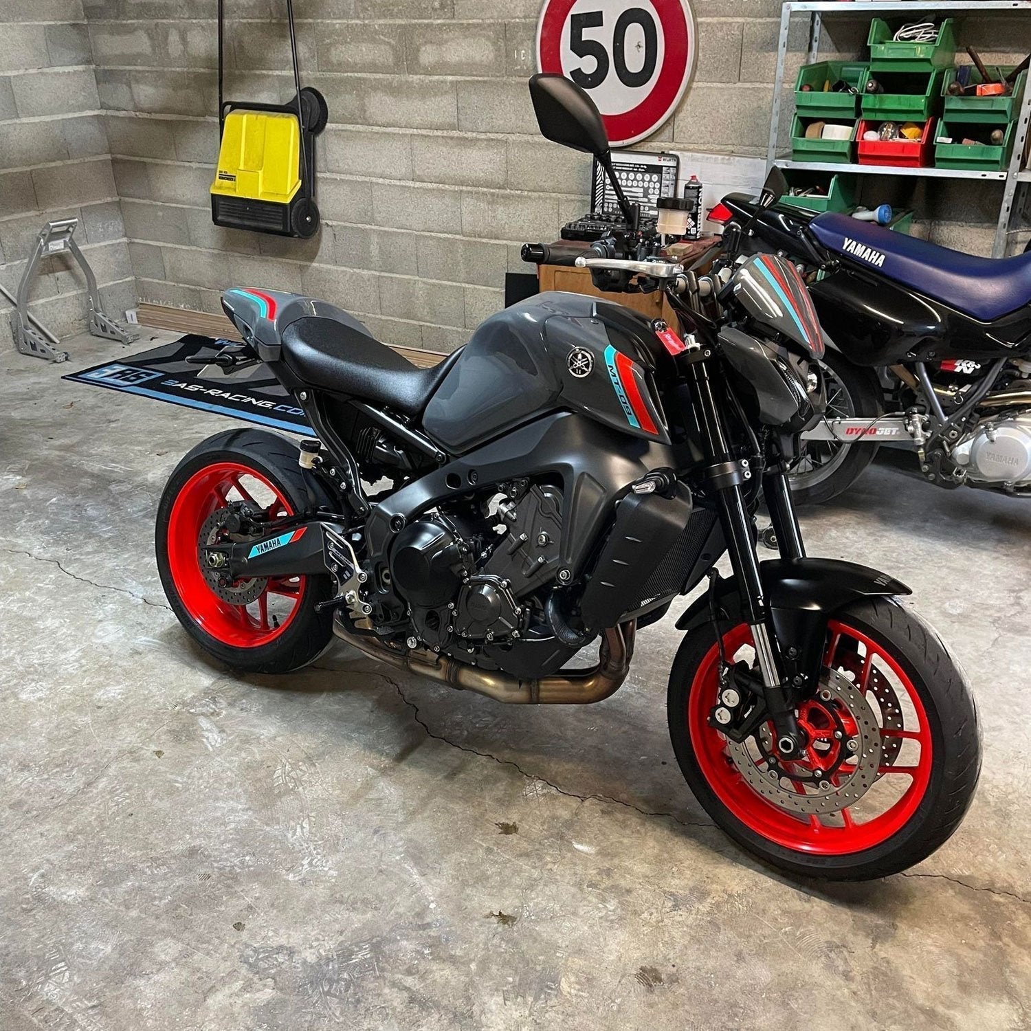 Pyramid Fly Screen | Storm Fluo/Cyan Strom Colours | Yamaha MT-09 2021>2023 - Shop name