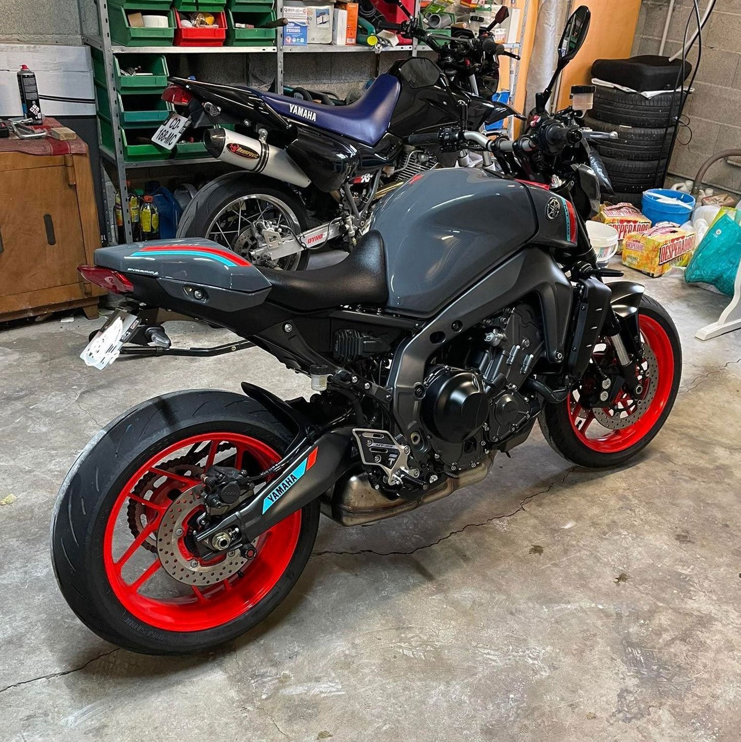 Pyramid Fly Screen | Storm Fluo/Cyan Strom Colours | Yamaha MT-09 2021>2023 - Shop name