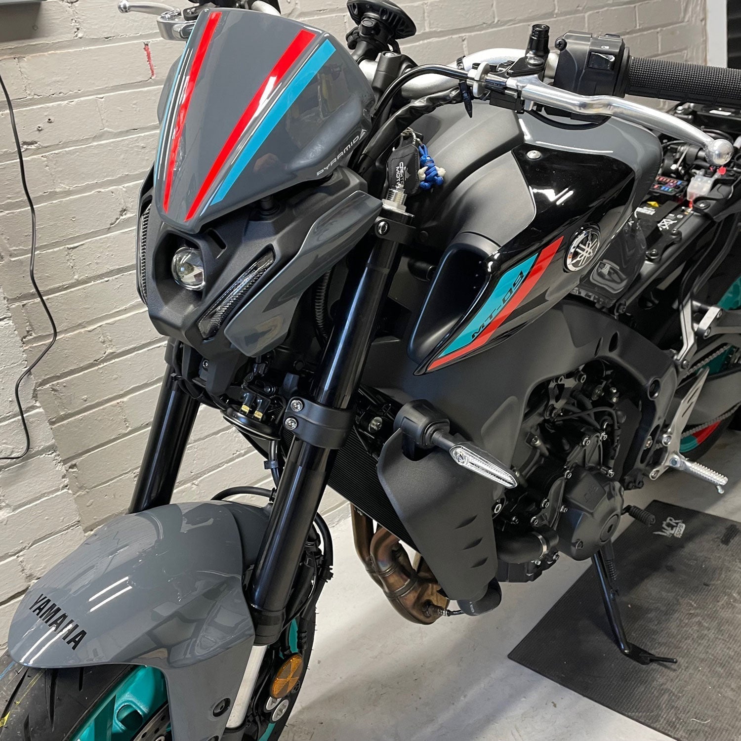 Pyramid Fly Screen | Storm Fluo/Cyan Strom Colours | Yamaha MT-09 2021>2023 - Shop name