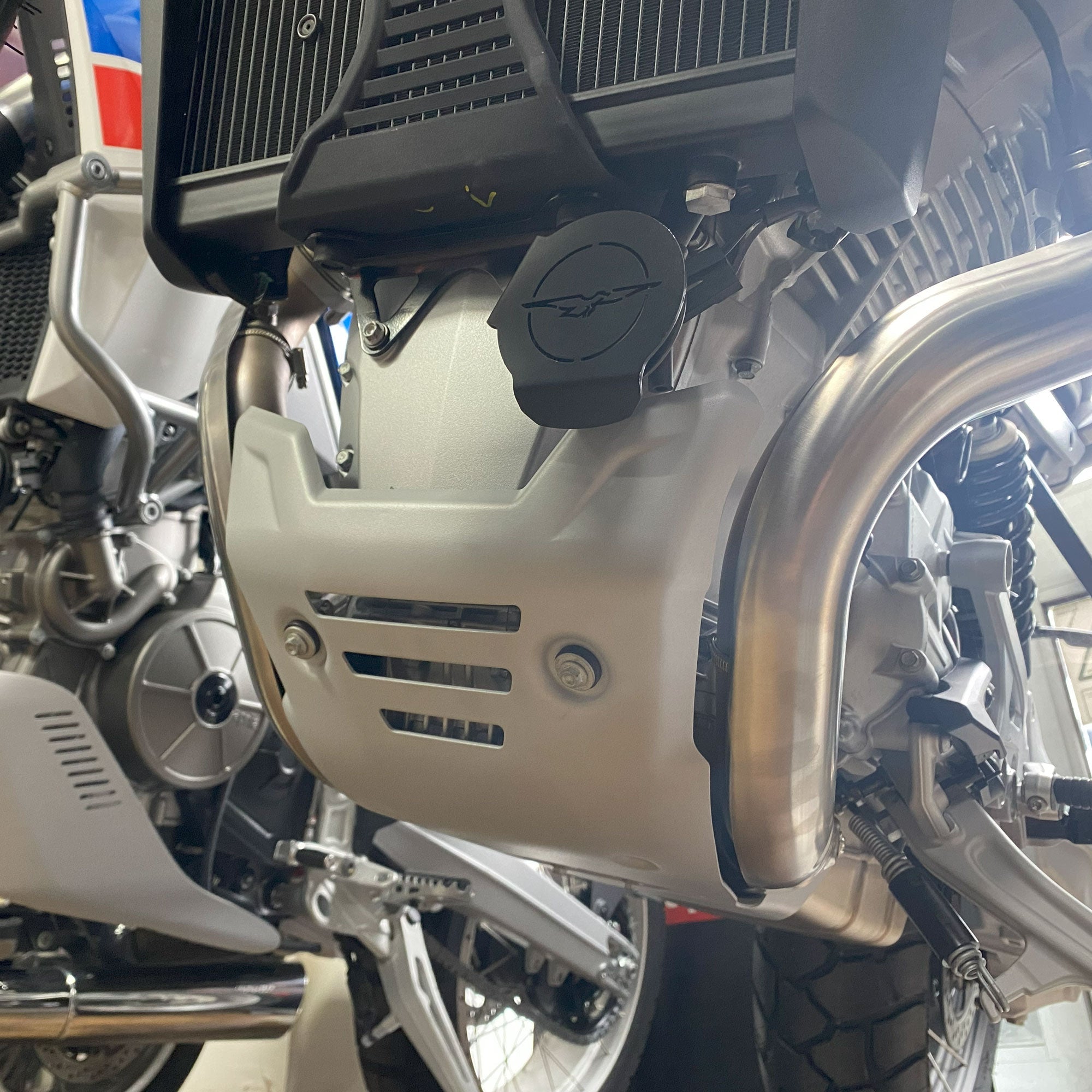 Pyramid Horn Cover | Black | Moto Guzzi V100 Mandello 2022>Current - Shop name