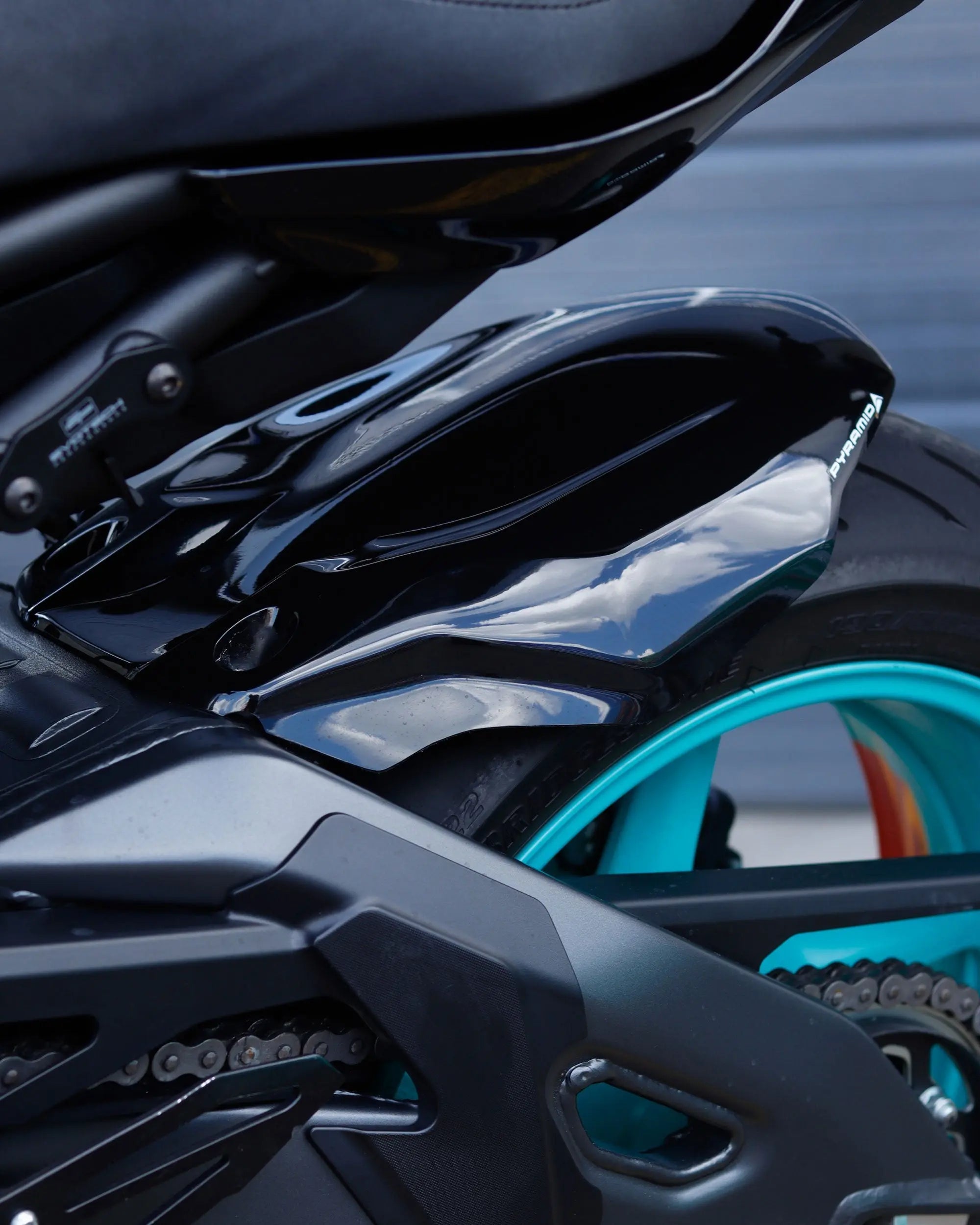 Pyramid Hugger | Black Gloss | Yamaha MT-10 SP 2016>Current - Shop name