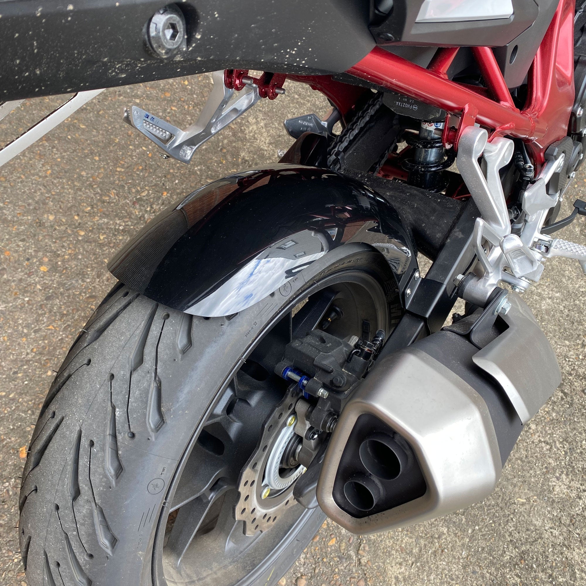 Pyramid Hugger | Gloss Black | Honda CB750 Hornet 2023>2025 - Shop name