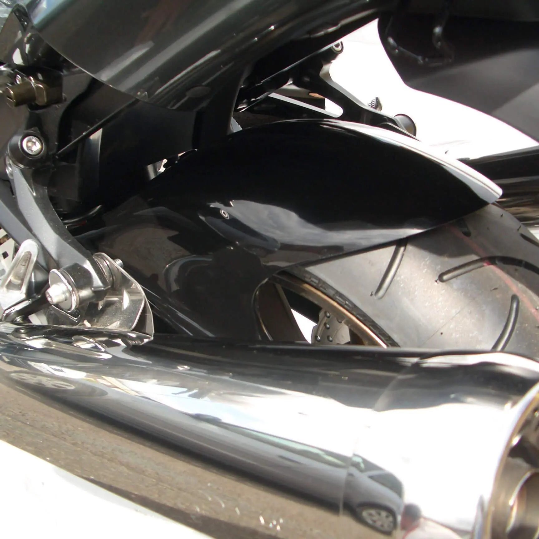 Pyramid Hugger | Gloss Black | Kawasaki ZZR 1400 2006>Current - Shop name