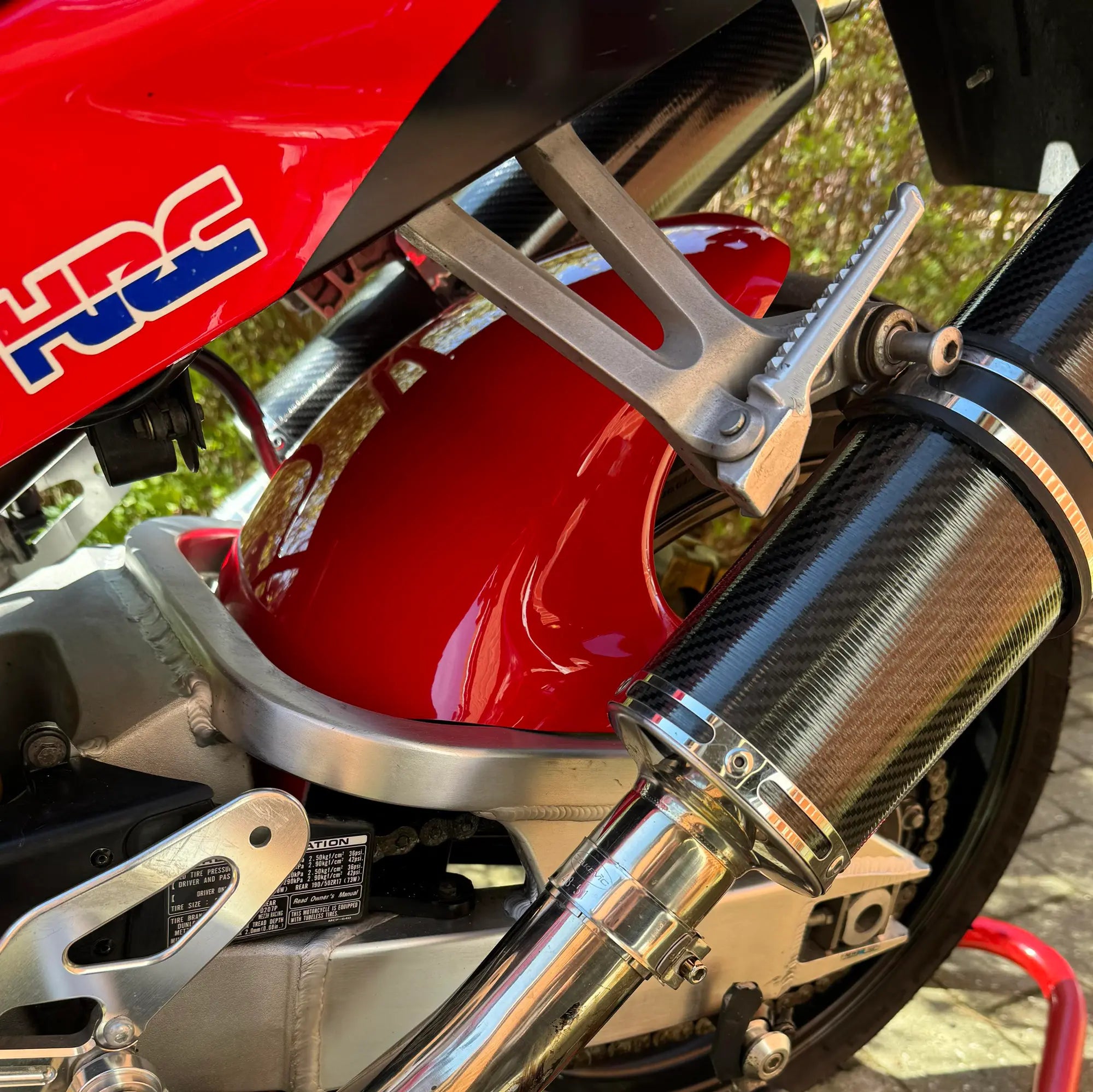 Pyramid Hugger | Gloss Red | Honda VTR 1000 SP1 2000>2001 - Shop name