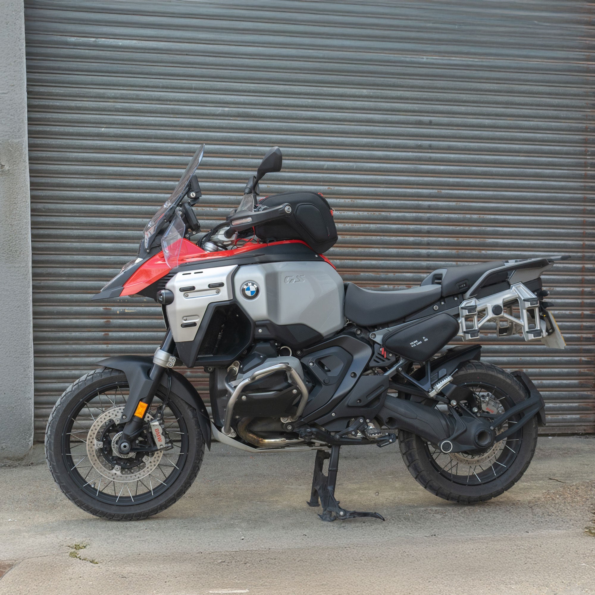 Pyramid Hugger | Matte Black | BMW R 1300 GS Adventure 2024>Current - Shop name