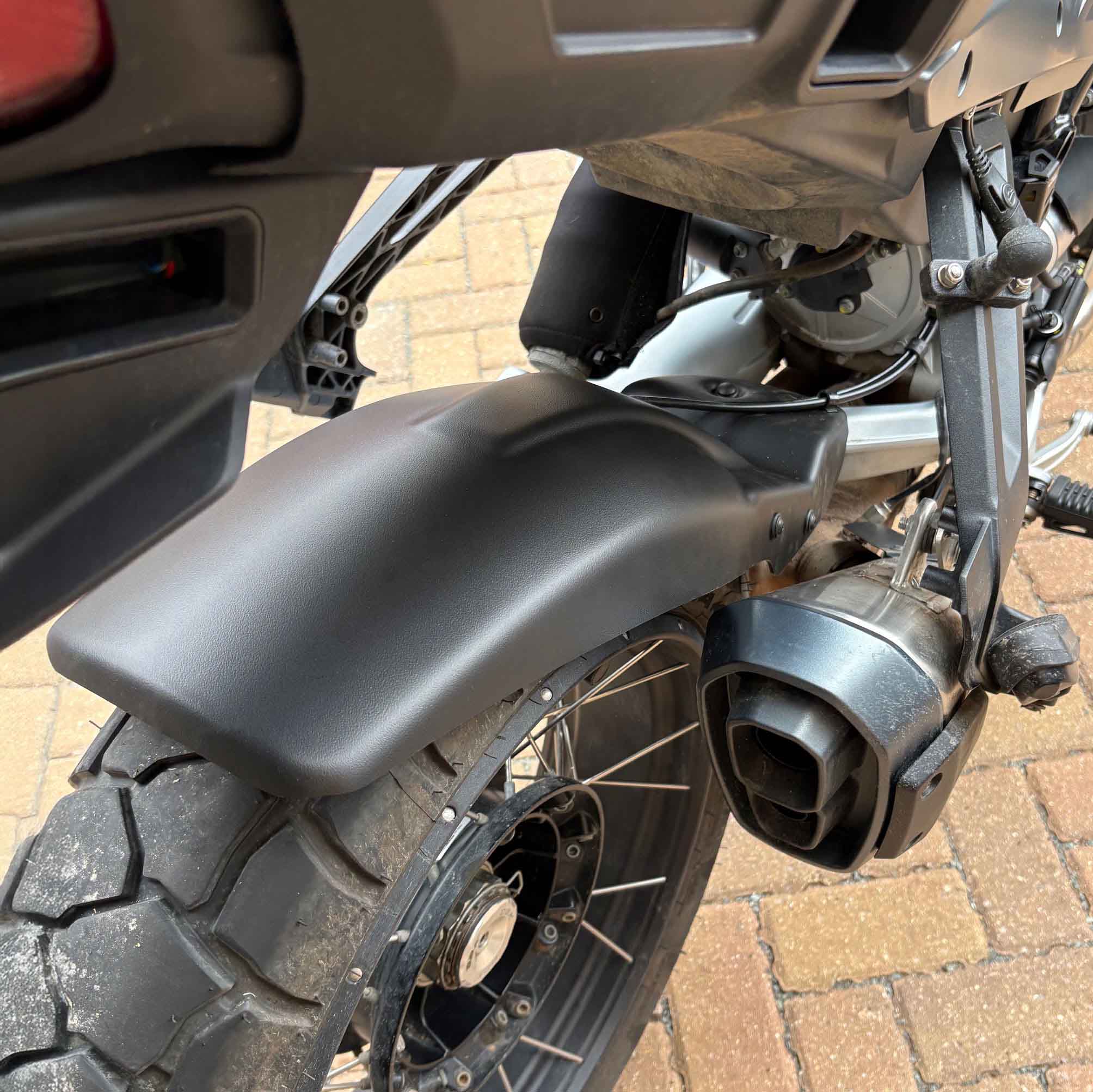 Pyramid Hugger | Matte Black | Moto Guzzi V100 Mandello 2022>Current - Pyramid Motorcycle Accessories