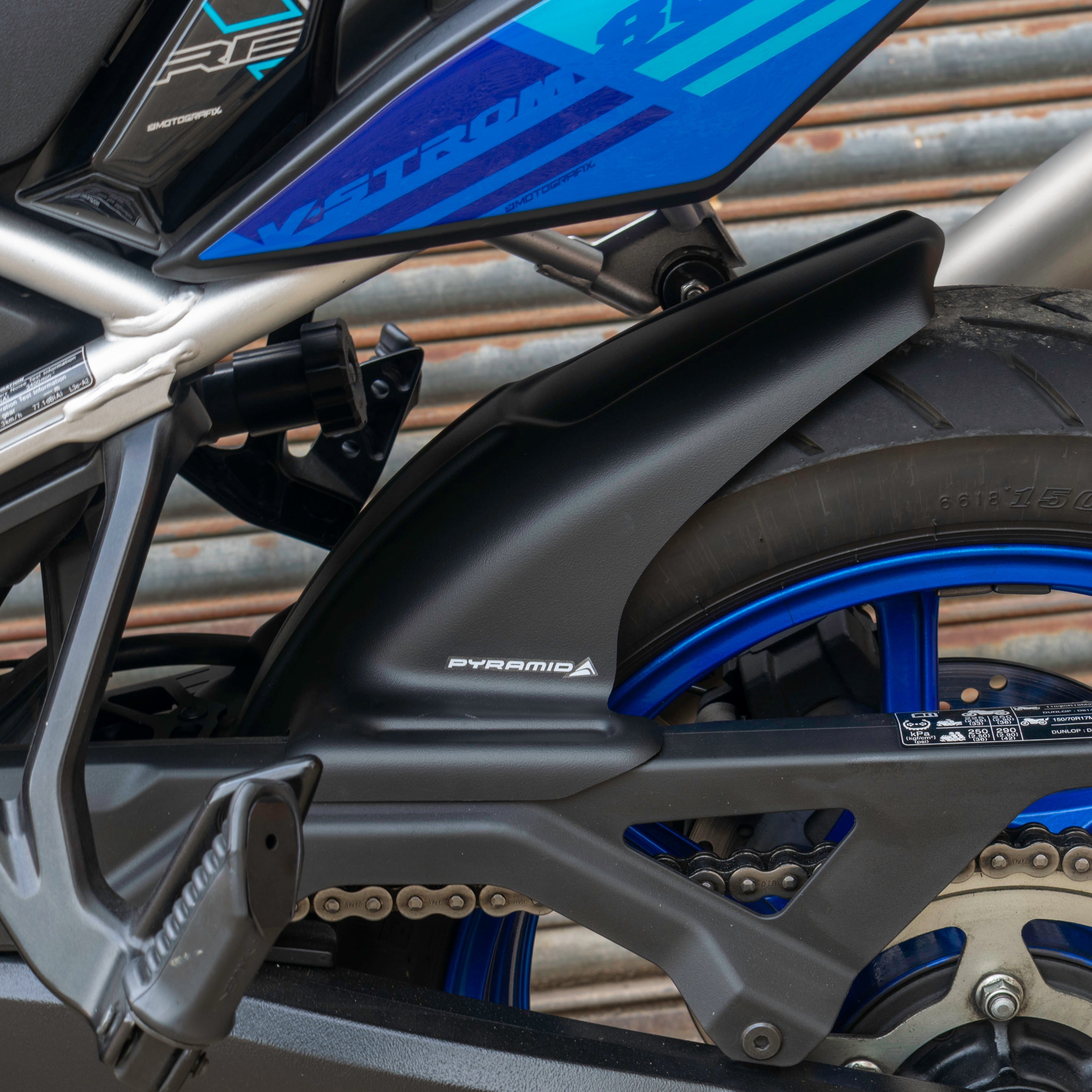Pyramid Hugger | Matte Black | Suzuki V-Strom 800 RE 2024>Current - Pyramid Motorcycle Accessories