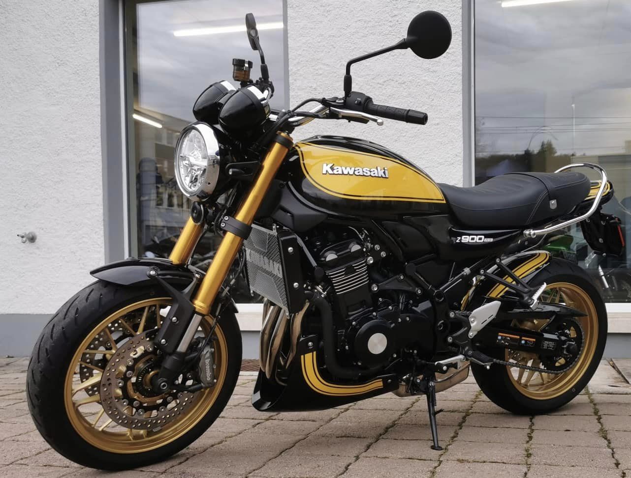 Pyramid Hugger | Metallic Diablo Black/Metallic Yellow (Yellow Ball Scheme) | Kawasaki Z 900 RS SE 2022>Current - Pyramid Motorcycle Accessories