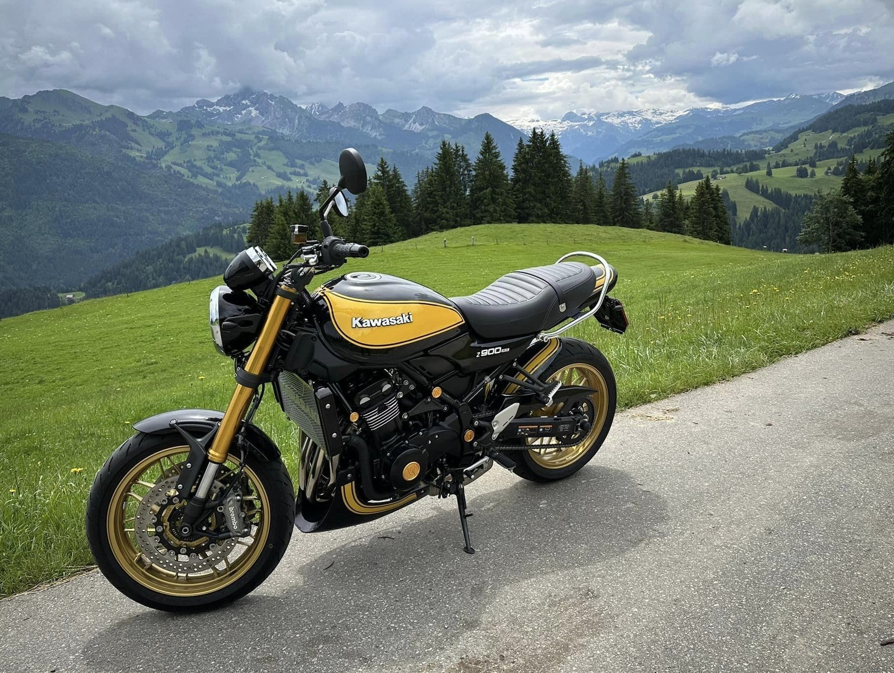 Pyramid Hugger | Metallic Diablo Black/Metallic Yellow (Yellow Ball Scheme) | Kawasaki Z 900 RS SE 2022>Current-Huggers-Pyramid Motorcycle Accessories