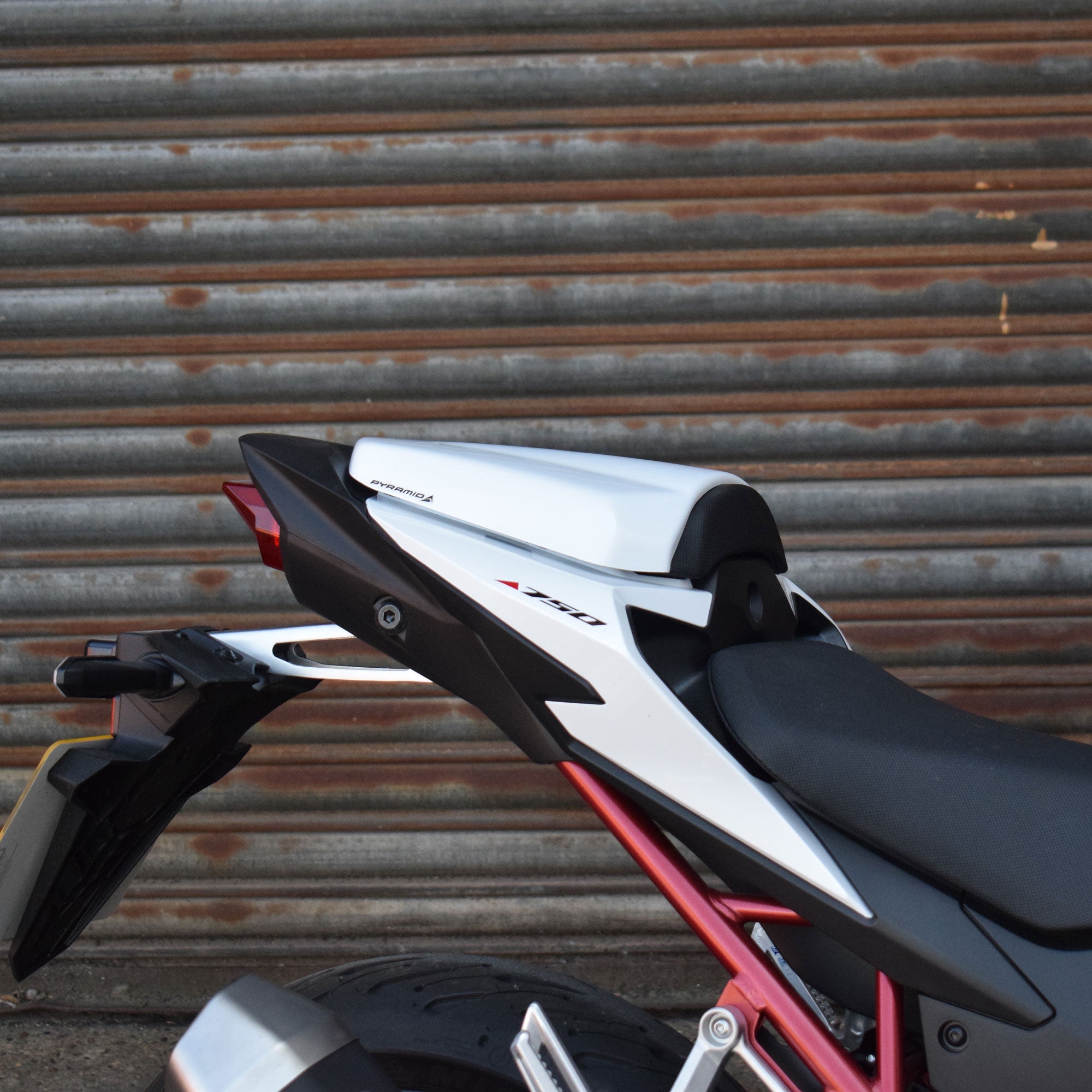 Pyramid Seat Cowl | Matte Pearl Glare White | Honda CB750 Hornet 2025> - Pyramid Motorcycle Accessories