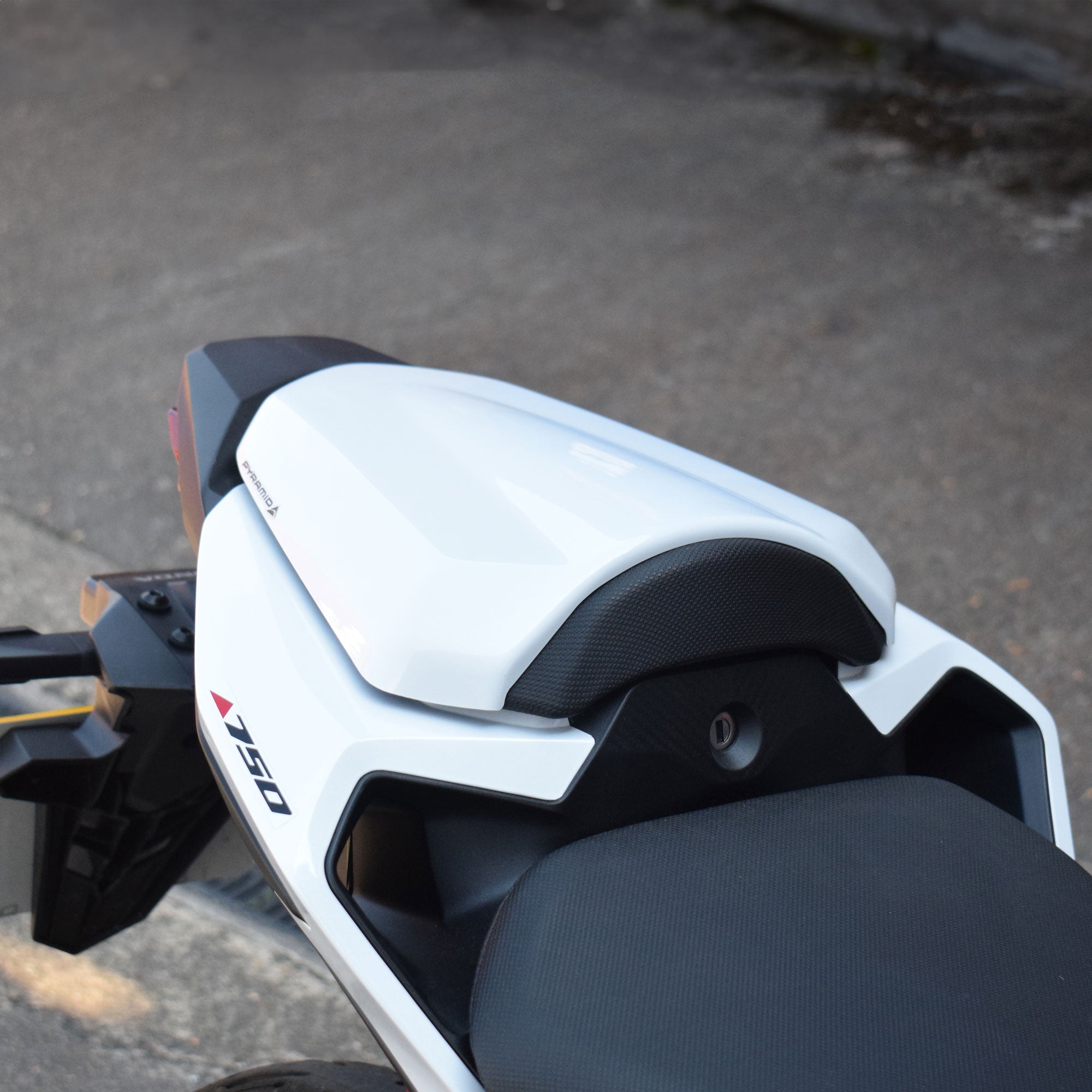 Pyramid Seat Cowl | Matte Pearl Glare White | Honda CB750 Hornet 2025> - Pyramid Motorcycle Accessories
