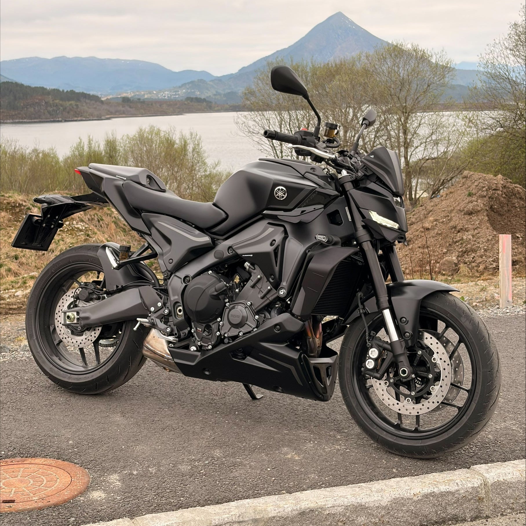 Pyramid Hugger | Tech Black | Yamaha MT-09 2021>Current - Pyramid Motorcycle Accessories