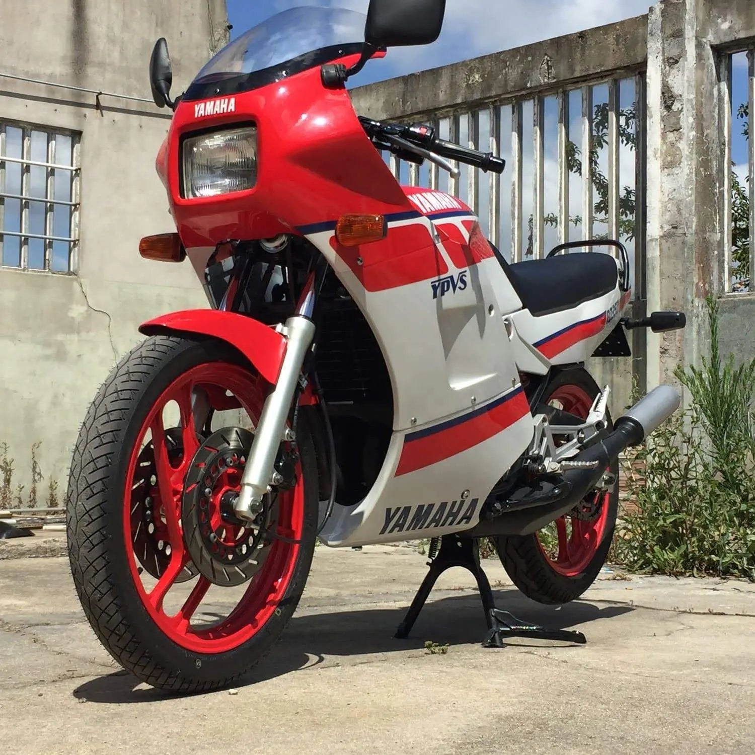 Pyramid Belly Pan | Gloss Black | Yamaha RD350 YPVS F1/F2 1983>1990 - Shop name
