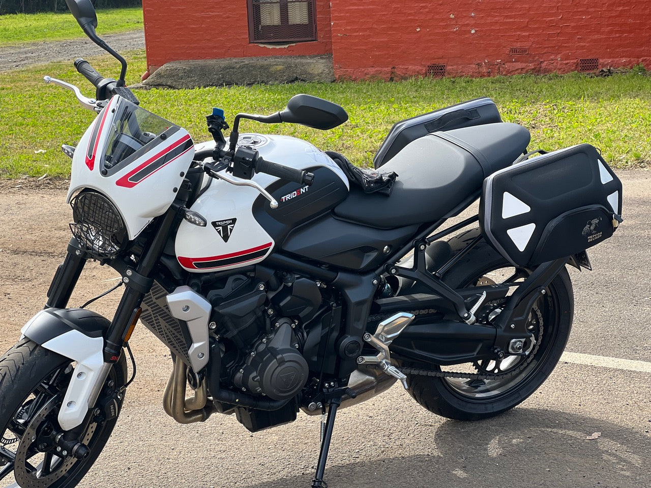 Pyramid Fly Screen | Crystal White | Triumph Trident 660 2021>CurrentΒ -Β Β Pyramid Motorcycle Accessories