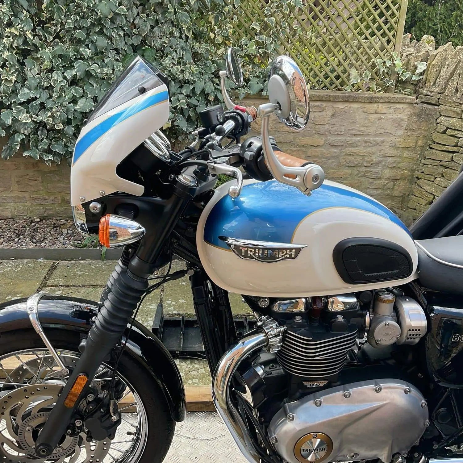 Pyramid Fly Screen | Fusion White & Aegean Blue | Triumph Bonneville T120 2016>Current - Shop name