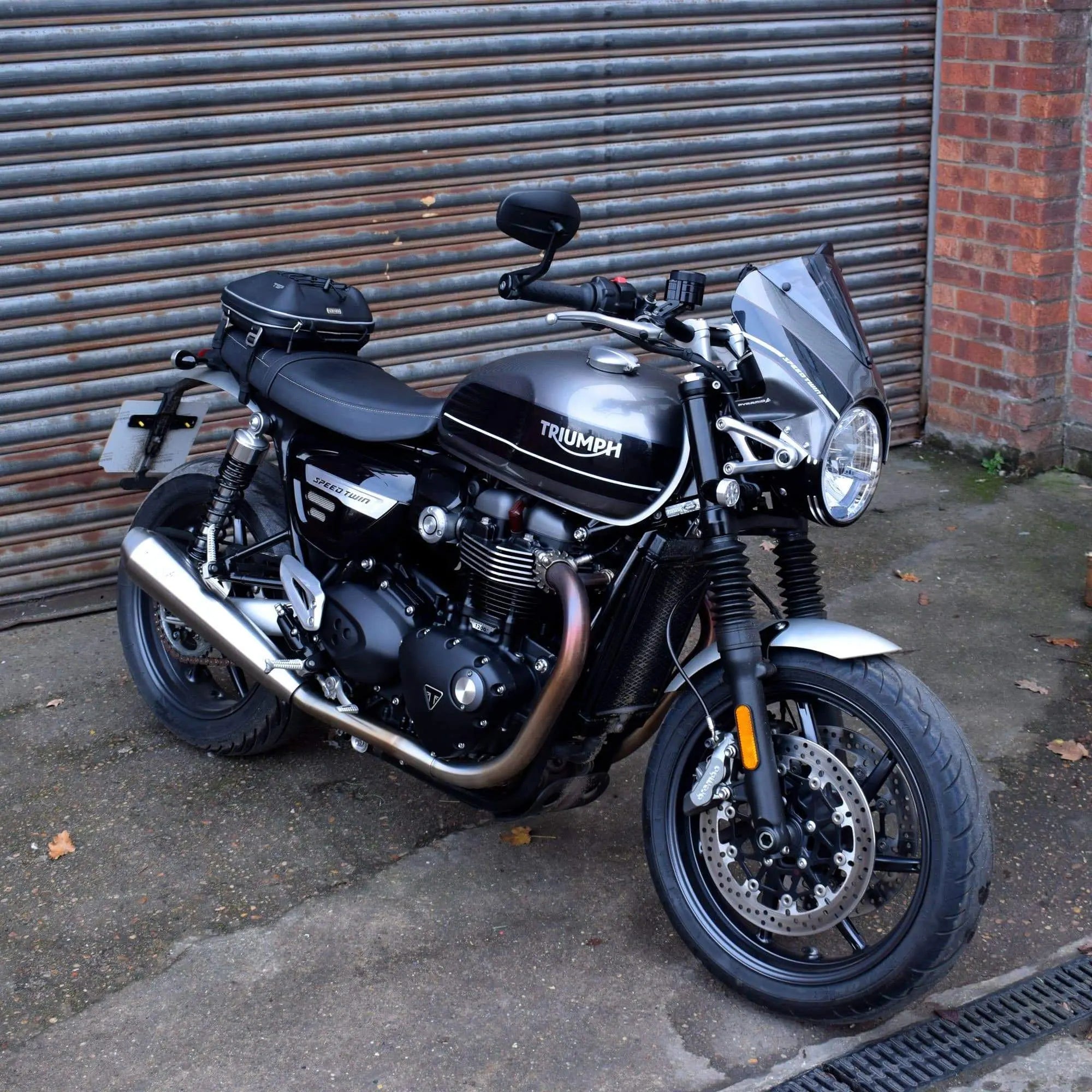 Pyramid Fly Screen | Korosi Red & Storm Grey | Triumph Speed Twin 1200 2019>2024 - Shop name