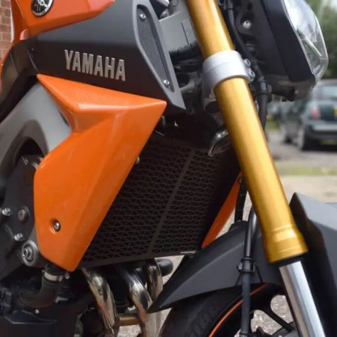 Pyramid Radiator Guard | Matte Black | Yamaha MT-09 2013>2016 - Shop name
