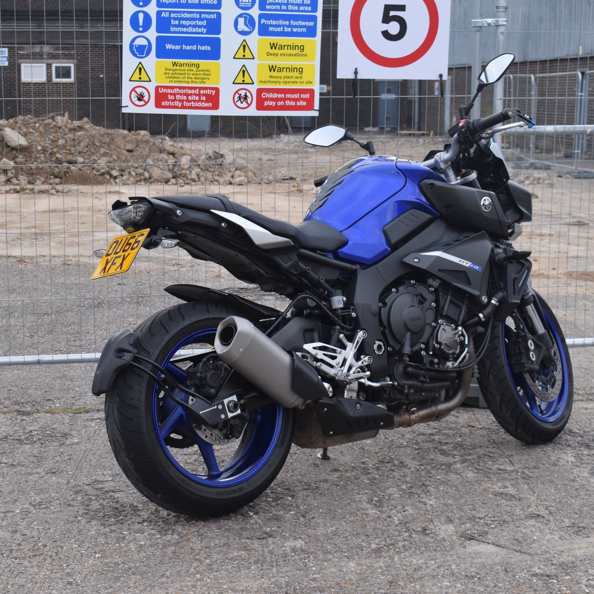 Pyramid Spray Guard | Matte Black | Yamaha MT-10 2016>Current-Spray Guards-Pyramid Motorcycle Accessories