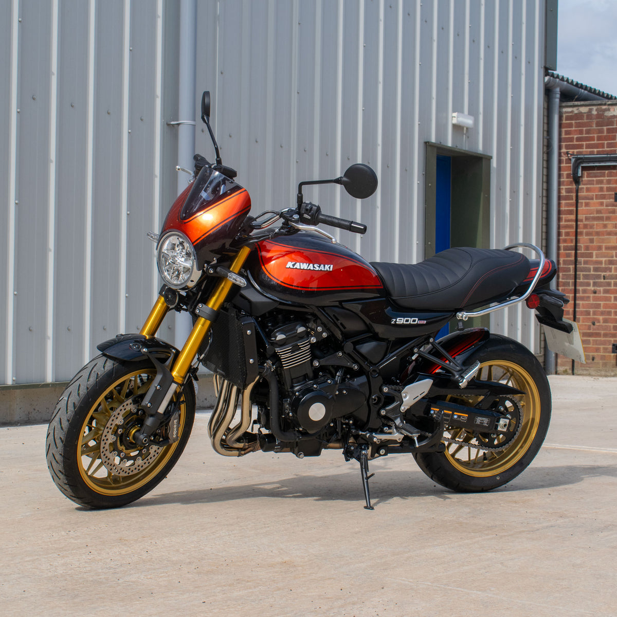 Pyramid Hugger | Metallic Spark Black/Orange | Kawasaki Z 900 RS SE 2026>Current -   Pyramid Motorcycle Accessories