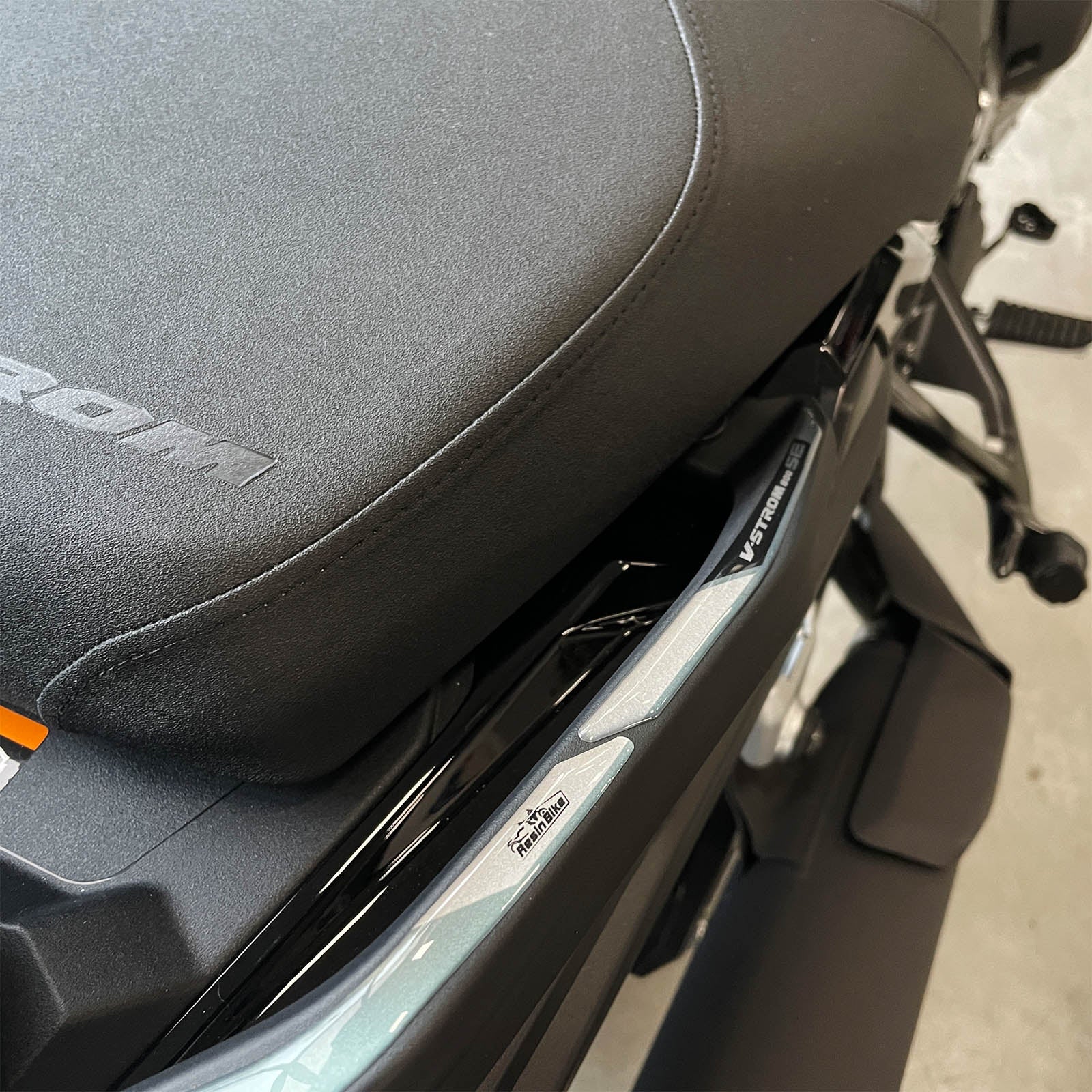 Resin Bike 3D Motorcycle Stickers - Passenger Handles | Suzuki V-Strom 800SE 2023>2024 RB-1000695400009 -   Pyramid Motorcycle Accessories