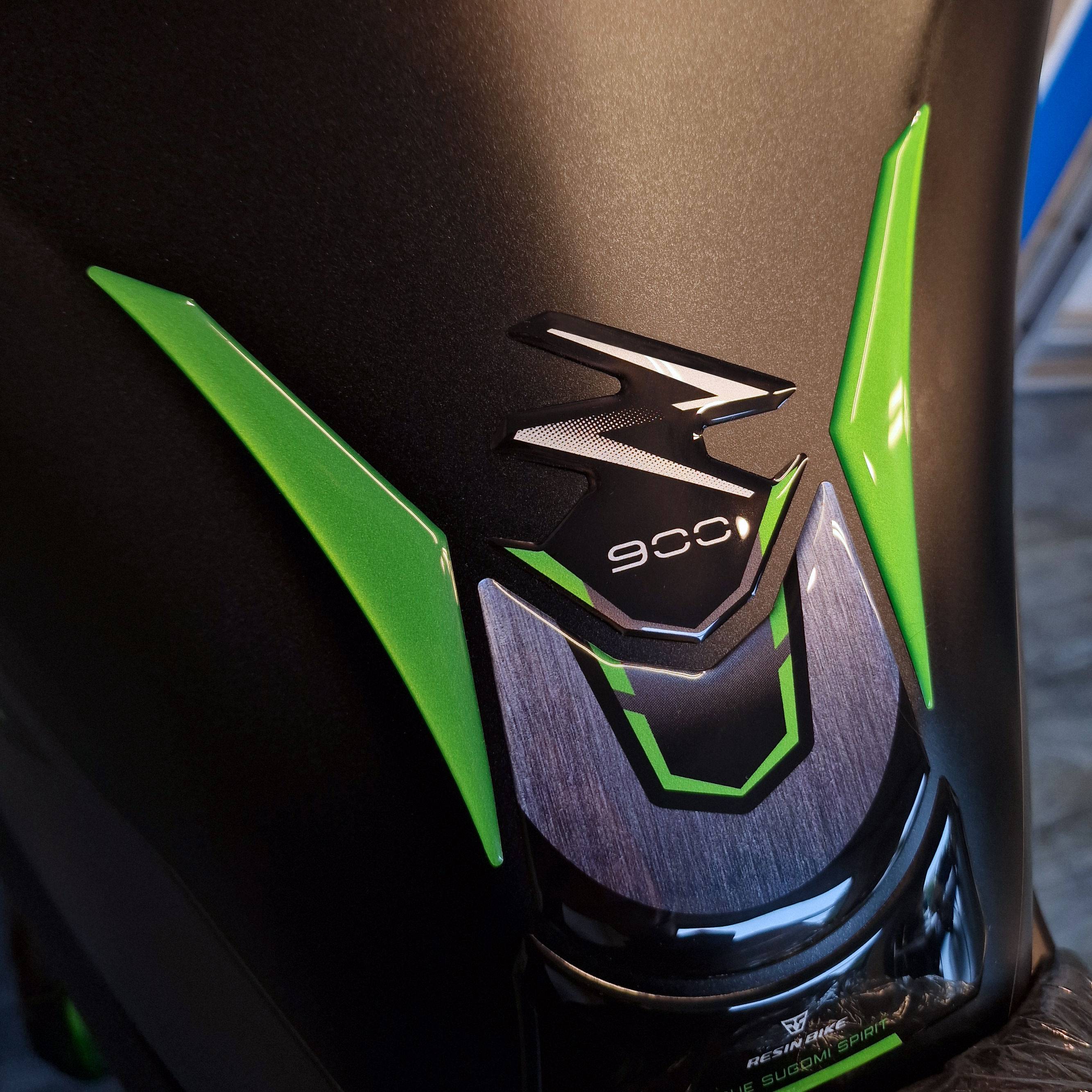 Resin Bike 3D Motorcycle Stickers - Tank Pad | Kawasaki Z 900 / 900 SE 2025>2026 -   Pyramid Motorcycle Accessories